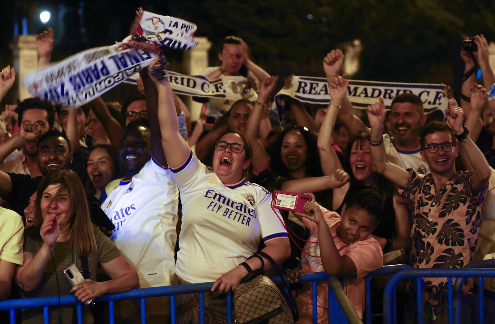 Fotogalería: Los aficionados celebran la victoria en Cibeles