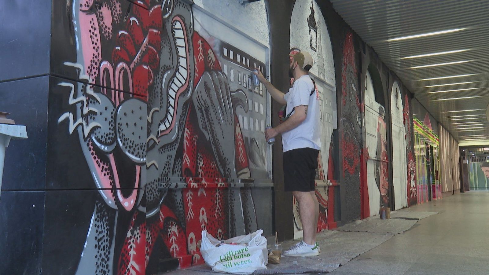 15 artistas 'ponen guapo' el pasaje de la Plaza de los Cubos, en Madrid