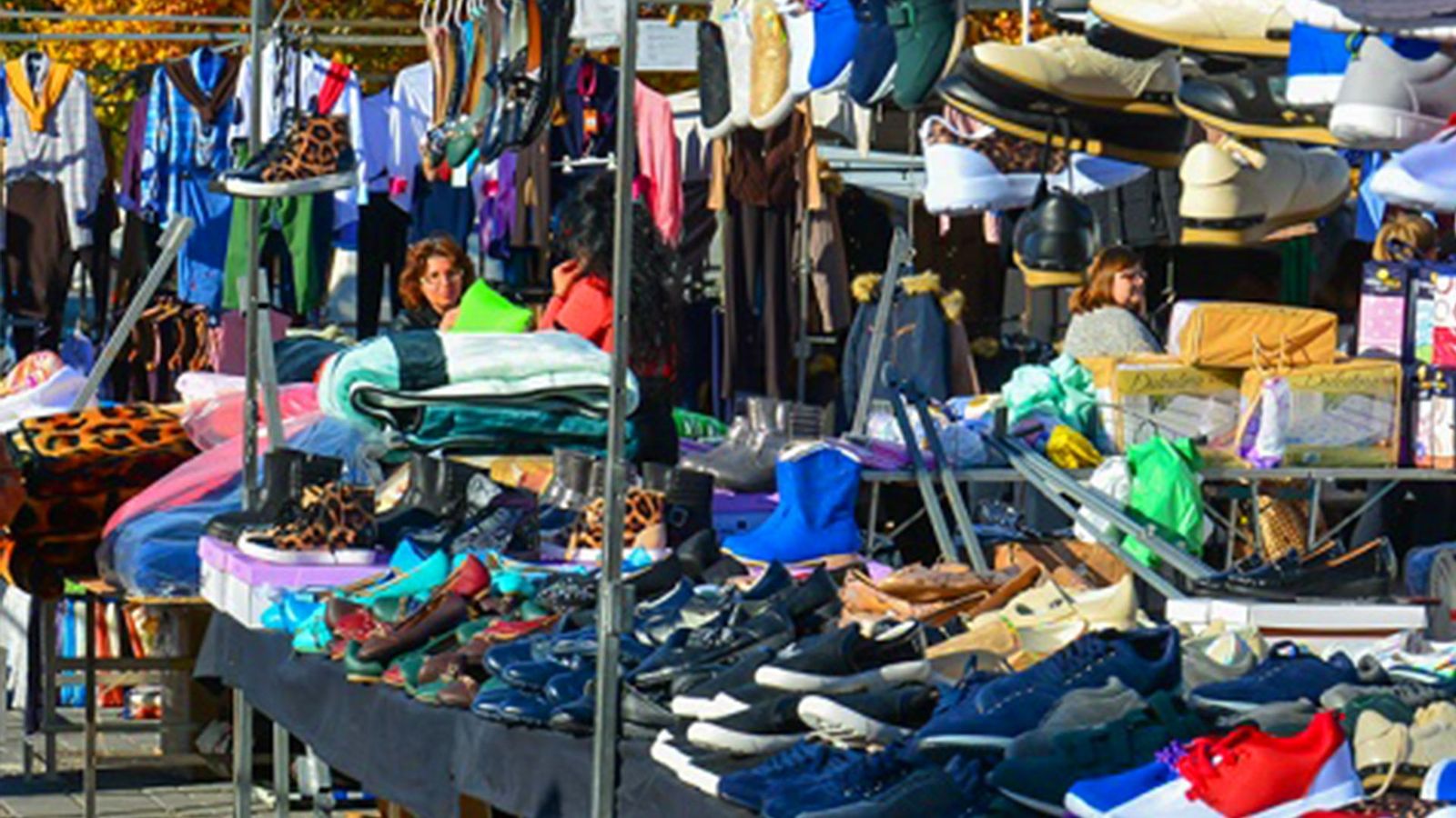 Visita al mercadillo de Torrejón en su vuelta tras el confinamiento