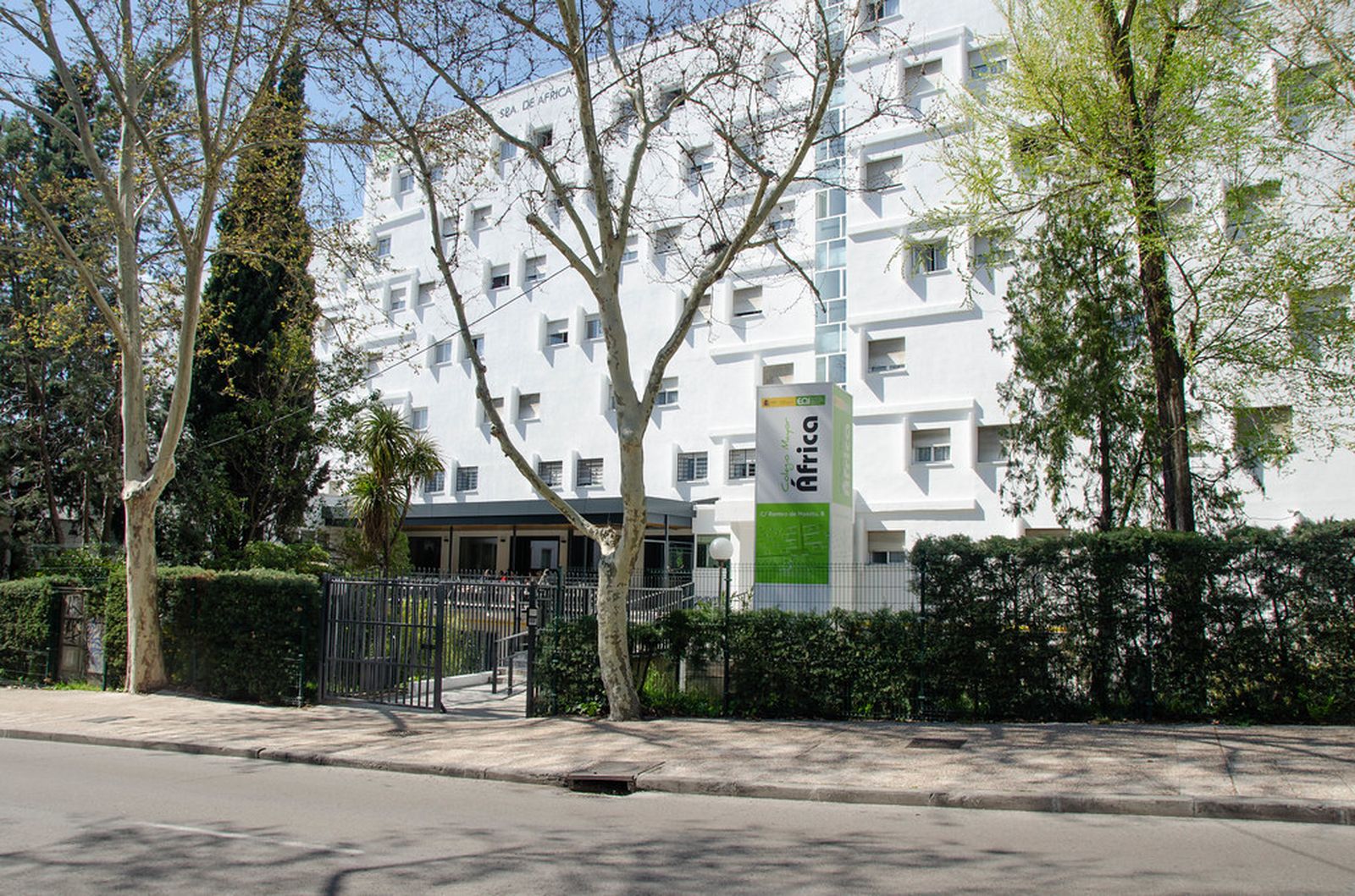 Uno de los colegios mayores en la avenida Ramiro de Maeztu de Madrid