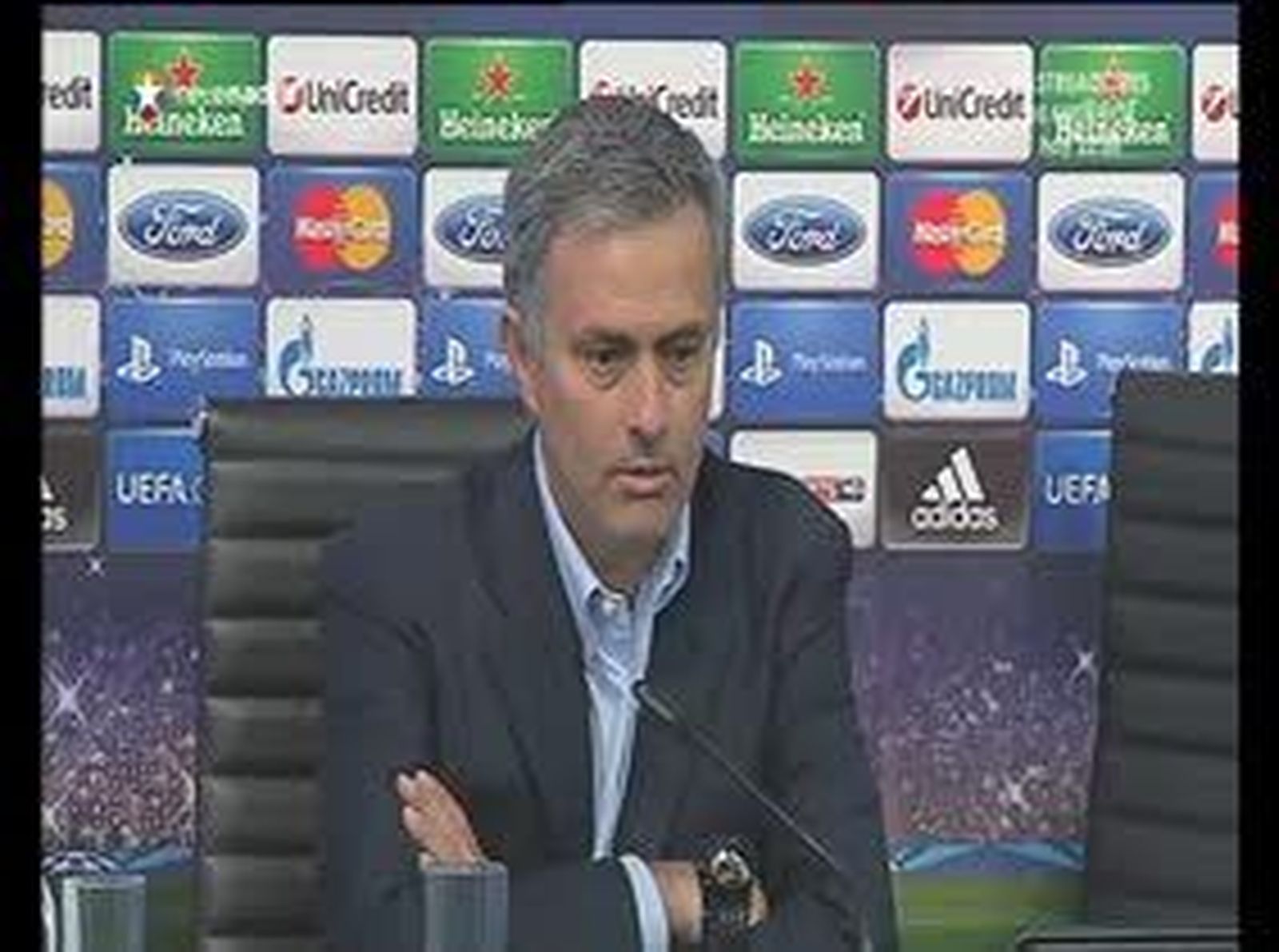 Mourinho: "Este árbitro en Italia me dejó con nueve y pitó un penalti inexistente"