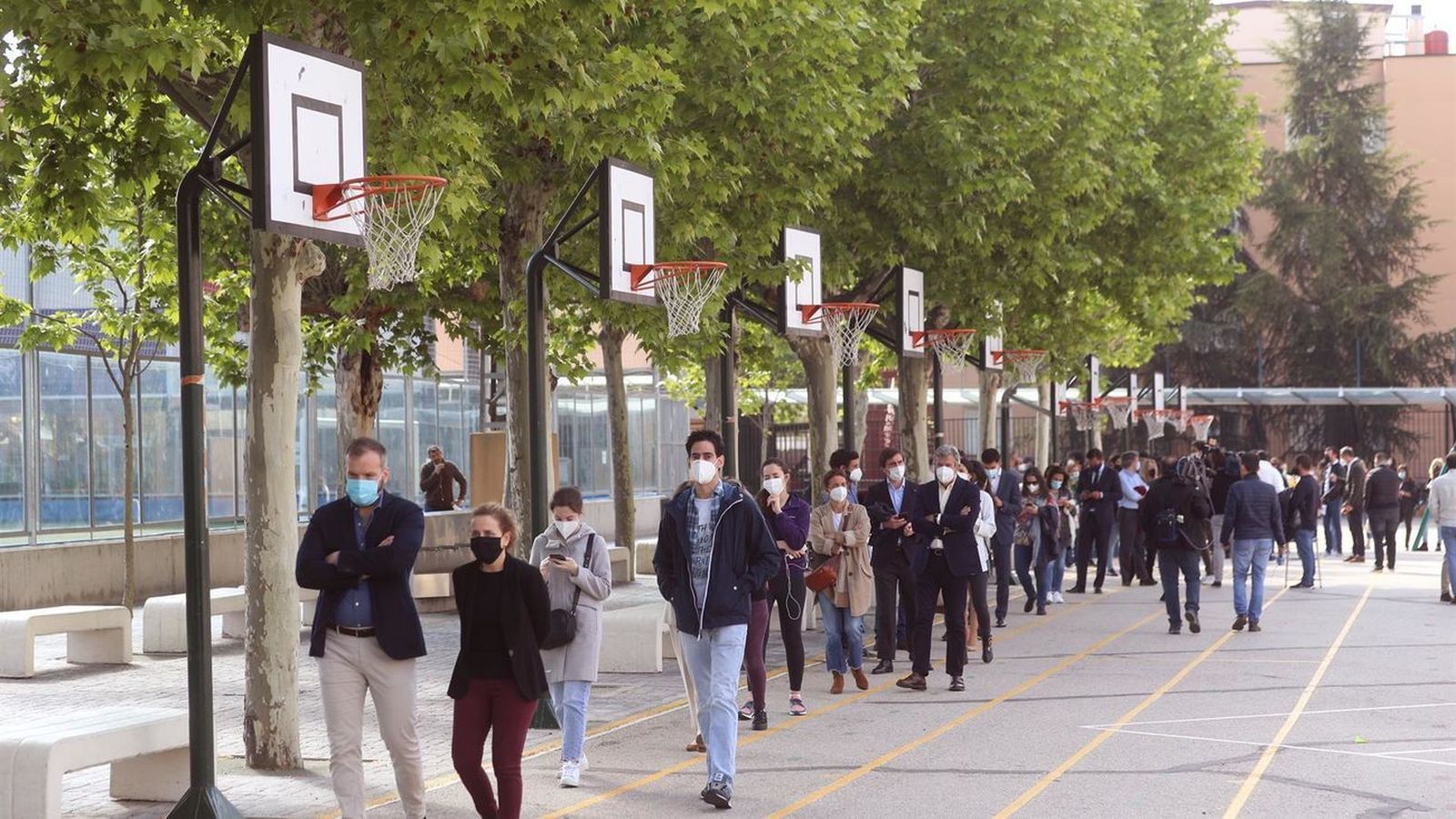 Largas colas para votar en la mayoría de centros