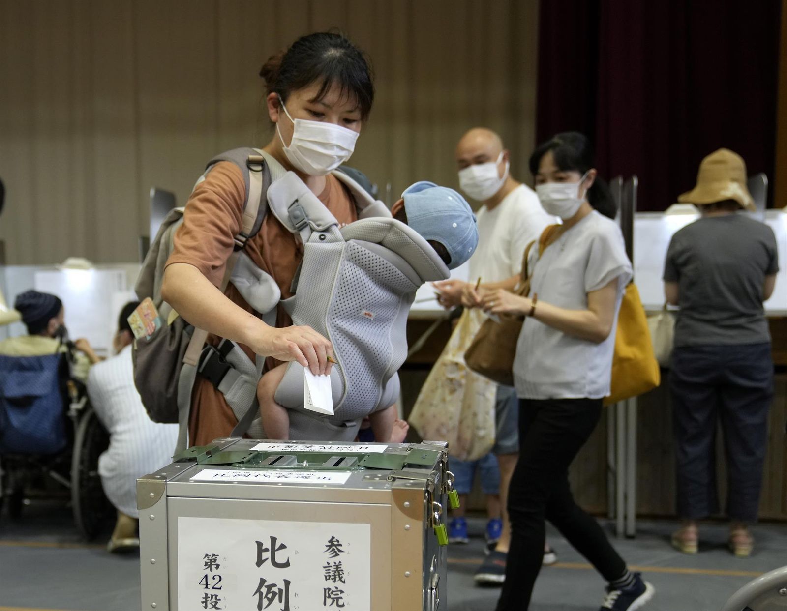 Una mujer deposita su voto en los comicios de Japón