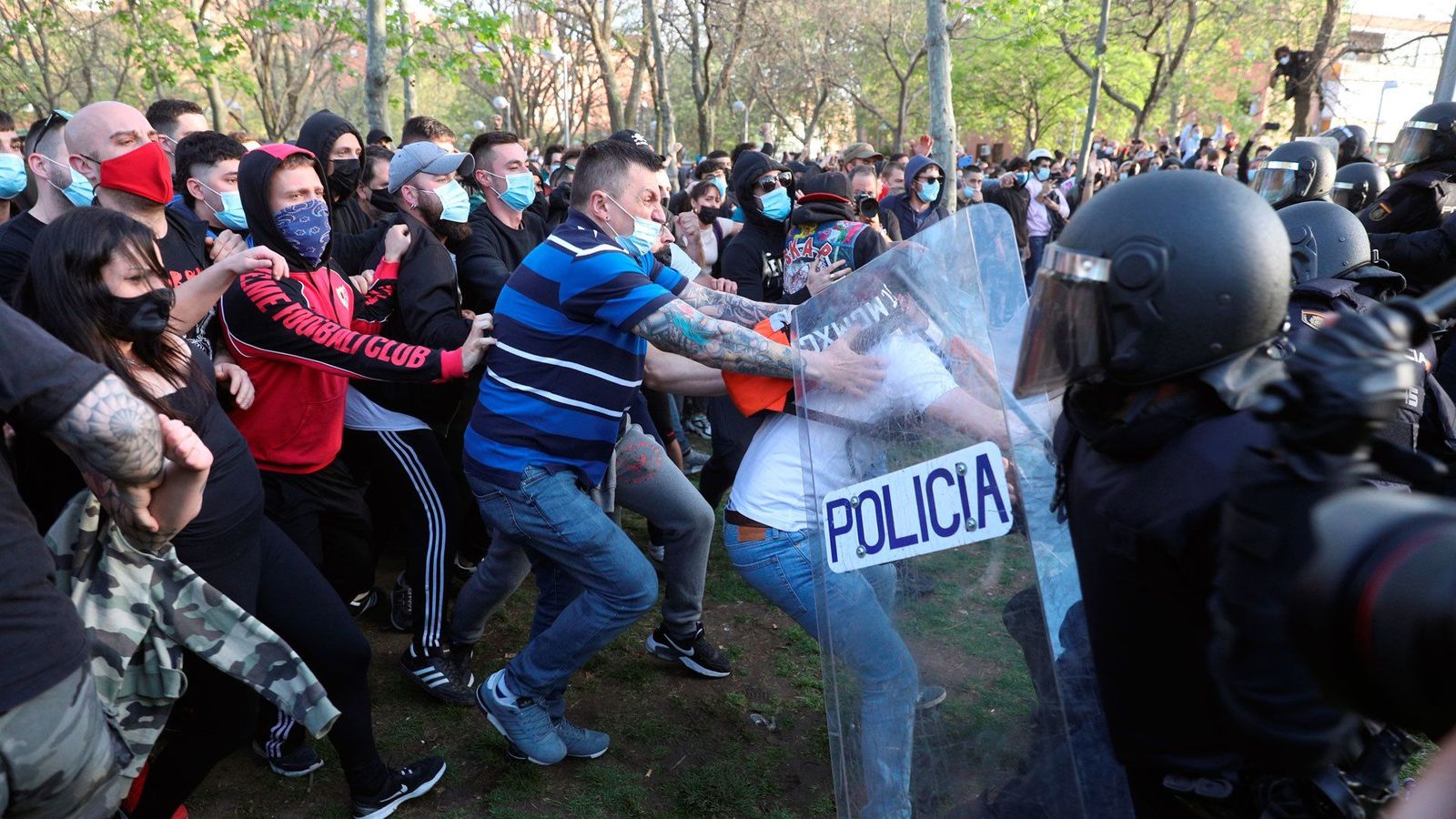 Batalla campal en Vallecas ante el mitin de Vox con cargas policiales y al menos 14 heridos