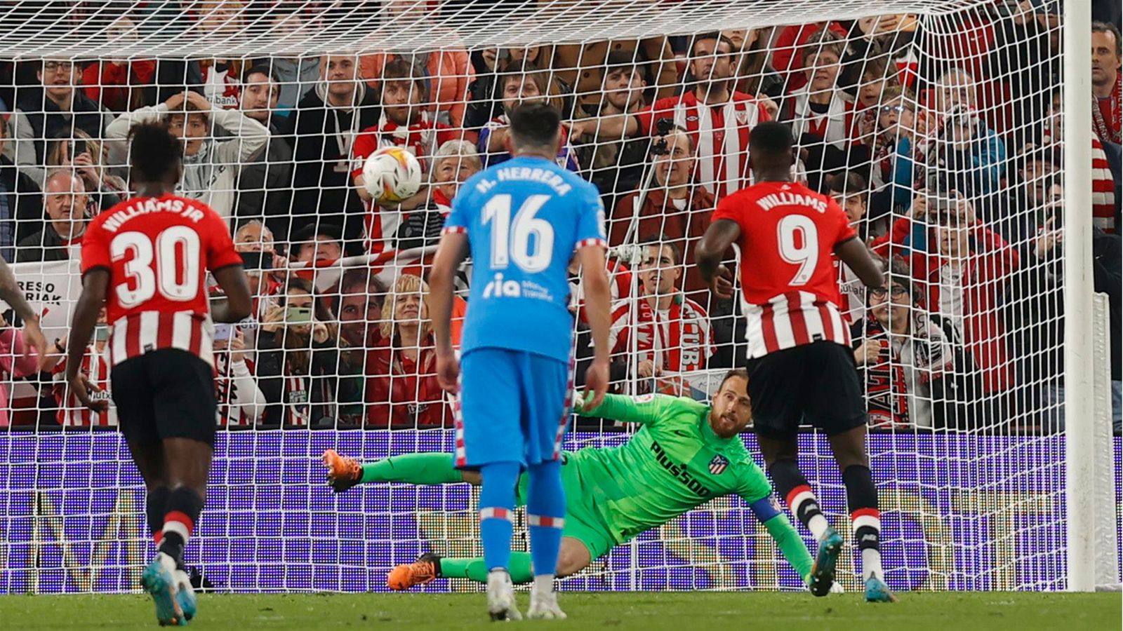 El delantero del Athletic Willliams (d) marca gol ante el portero del Atlético de Madrid, Oblak (atrás), el segundo del equipo, durante el partido de Liga en Primera División que disputan este sábado en el estadio de San Mamés, en Bilbao