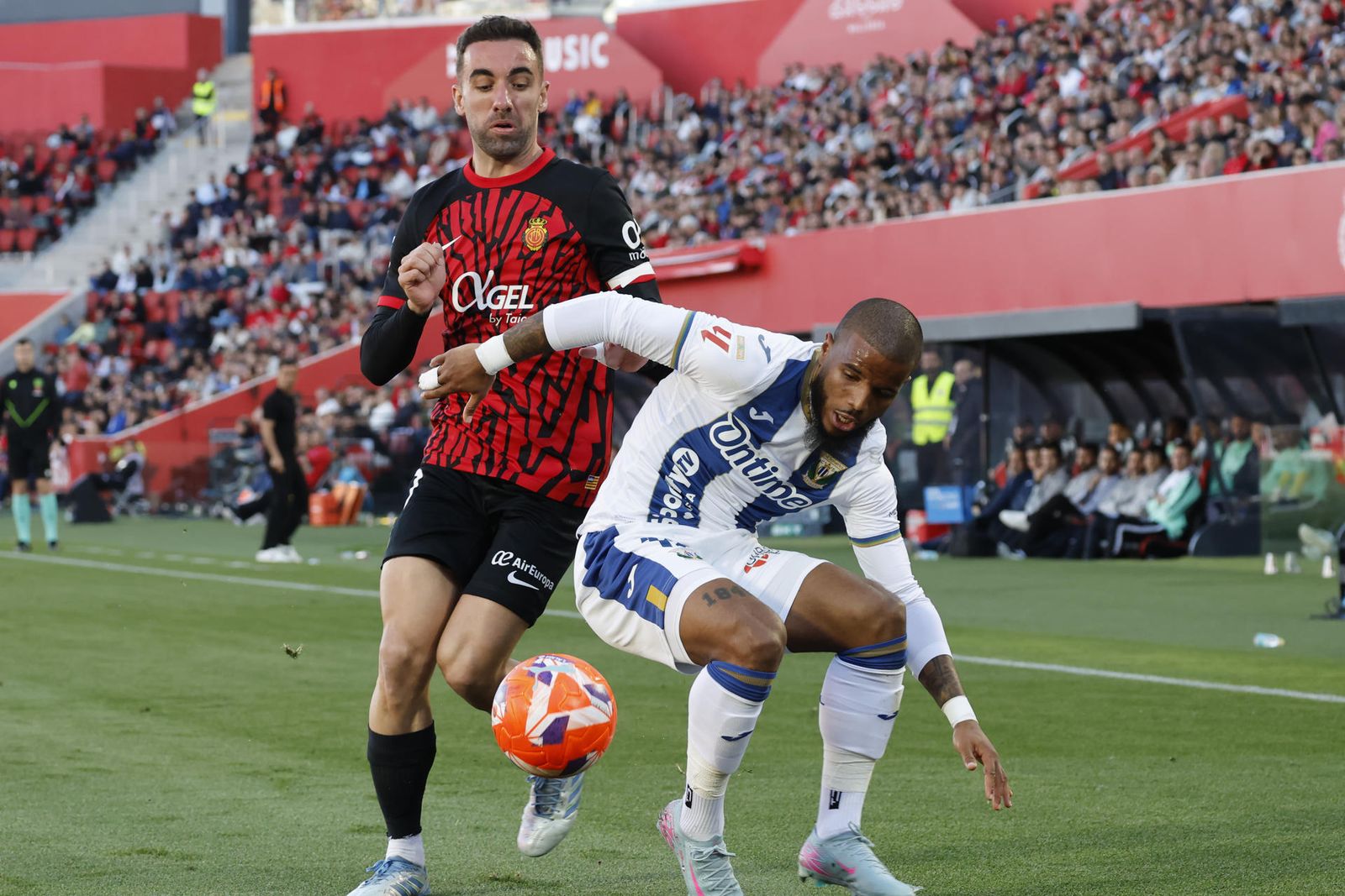 El centrocampista del Mallorca Sergi Darder lucha con Valentin Rosier, del Leganés