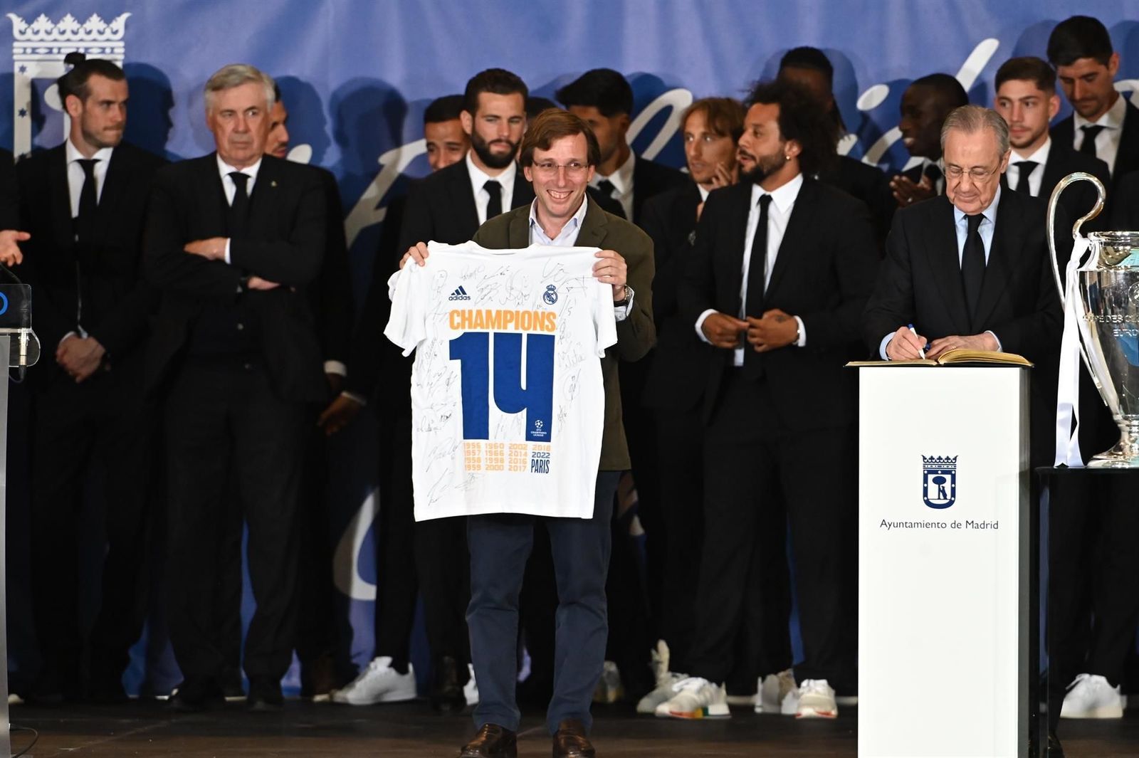 El 'toque' de Almeida a Courtois en la celebración de la 14ª Champions del Real Madrid