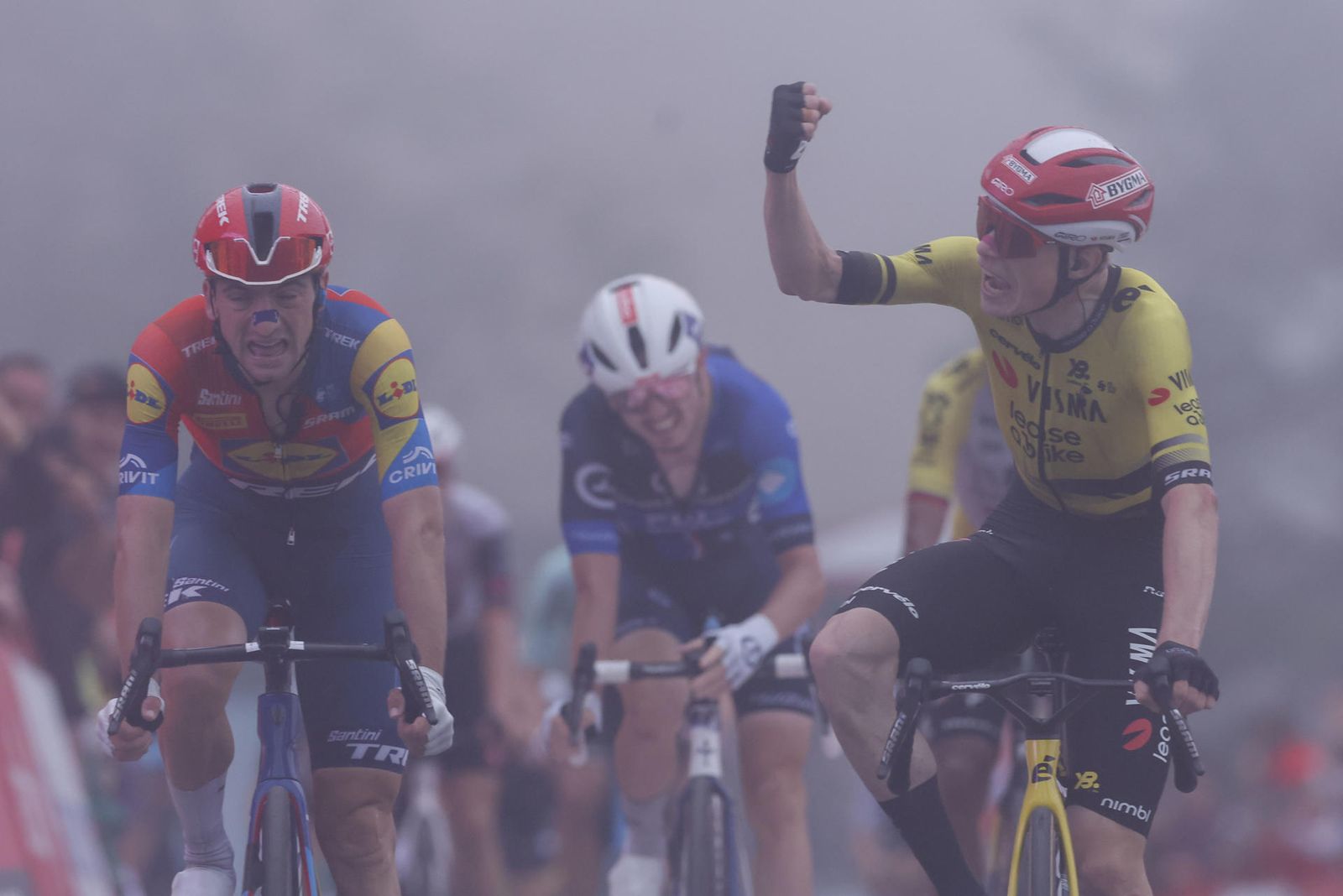 El ciclista danés Jonas Vingegaard (Visma-Lease a Bike) celebra su victoria en la segunda etapa de la Vuelta a España 2025