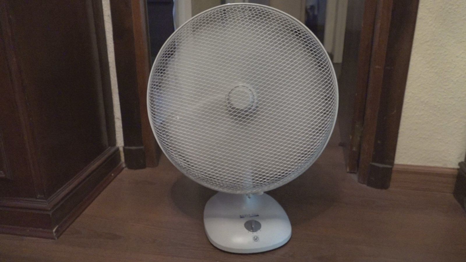 Ventiladores, 'pingüinos,' aire acondicionado... ¿Cuál es el método más eficiente contra el calor del verano?