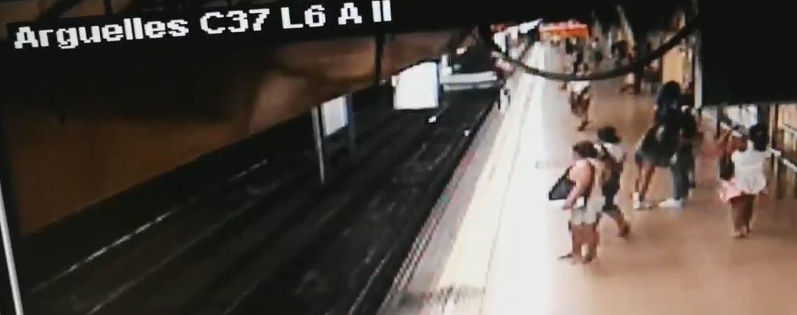 Prisión sin fianza para el hombre que arrojó a un viajero a las vías del Metro
