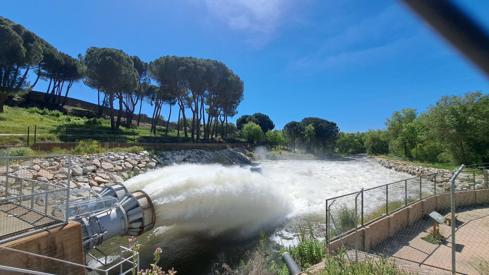 Desembalse desde la Presa de El Pardo al Río Manzanares