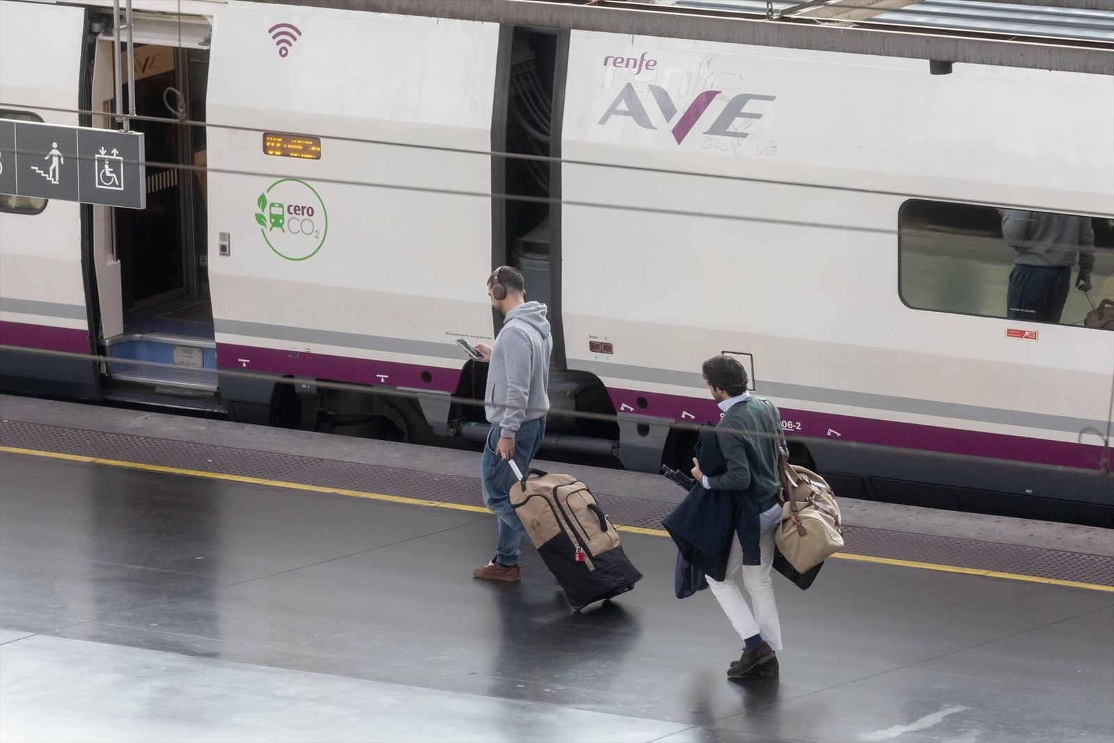 Viajeros trenes alta velocidad