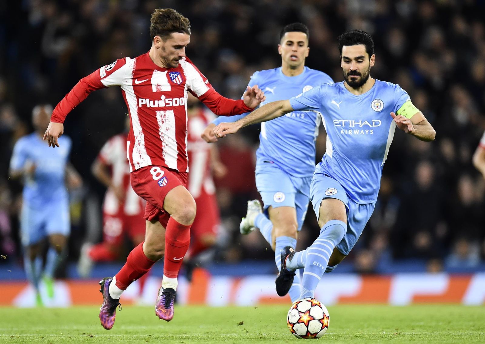 Antoine Griezmann disputa un balón a Ilkay Gundogan en el Manchester City- Atlético de Madrid de Champions League