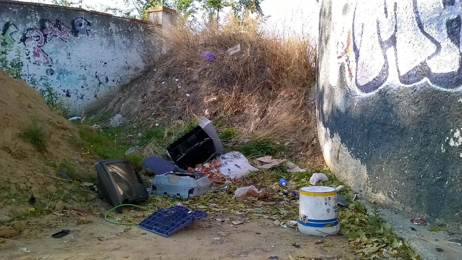 Escombros, tierras y aparatos eléctricos arrojados en plena calle