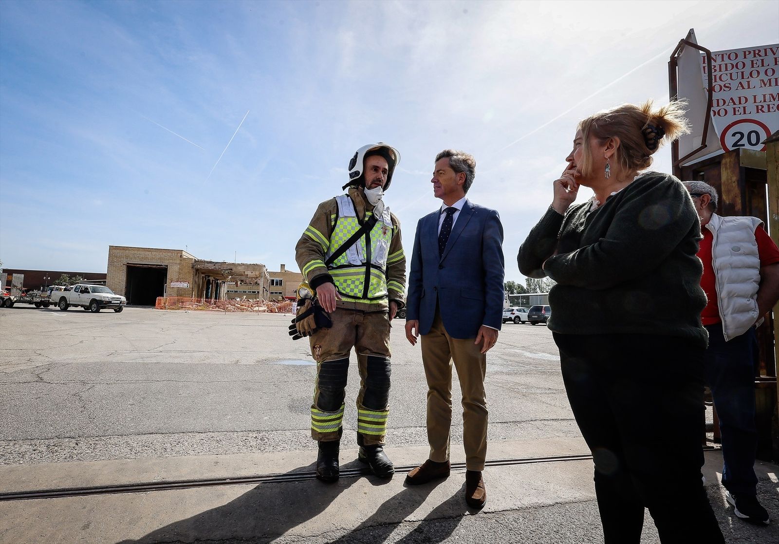 La alcaldesa de Burgos, Cristina Ayala visita las cocheras municipales tras la extinción de un incendio en Burgos
