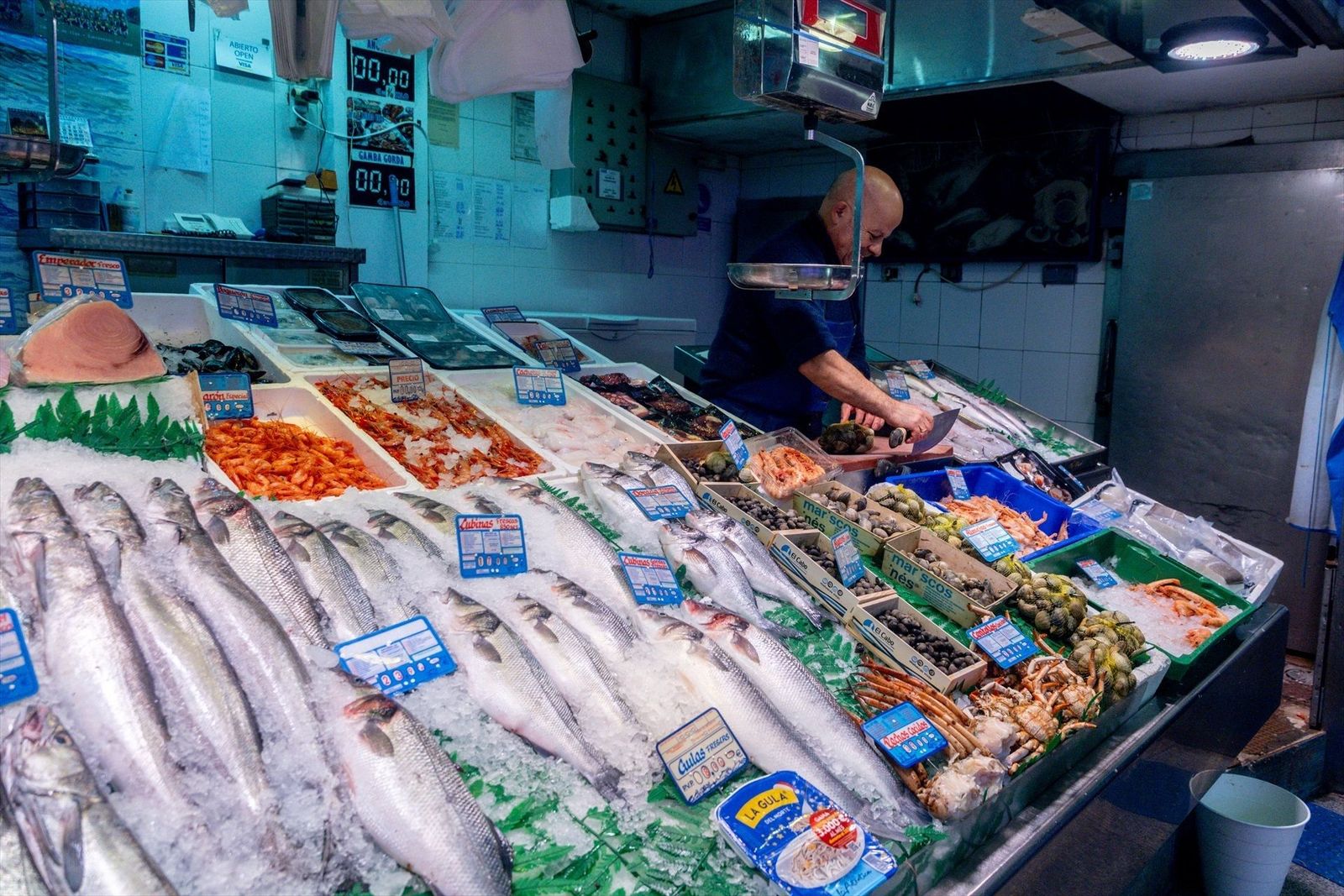 Comprar para Navidad cuesta más: el calamar y la merluza disparan la cena