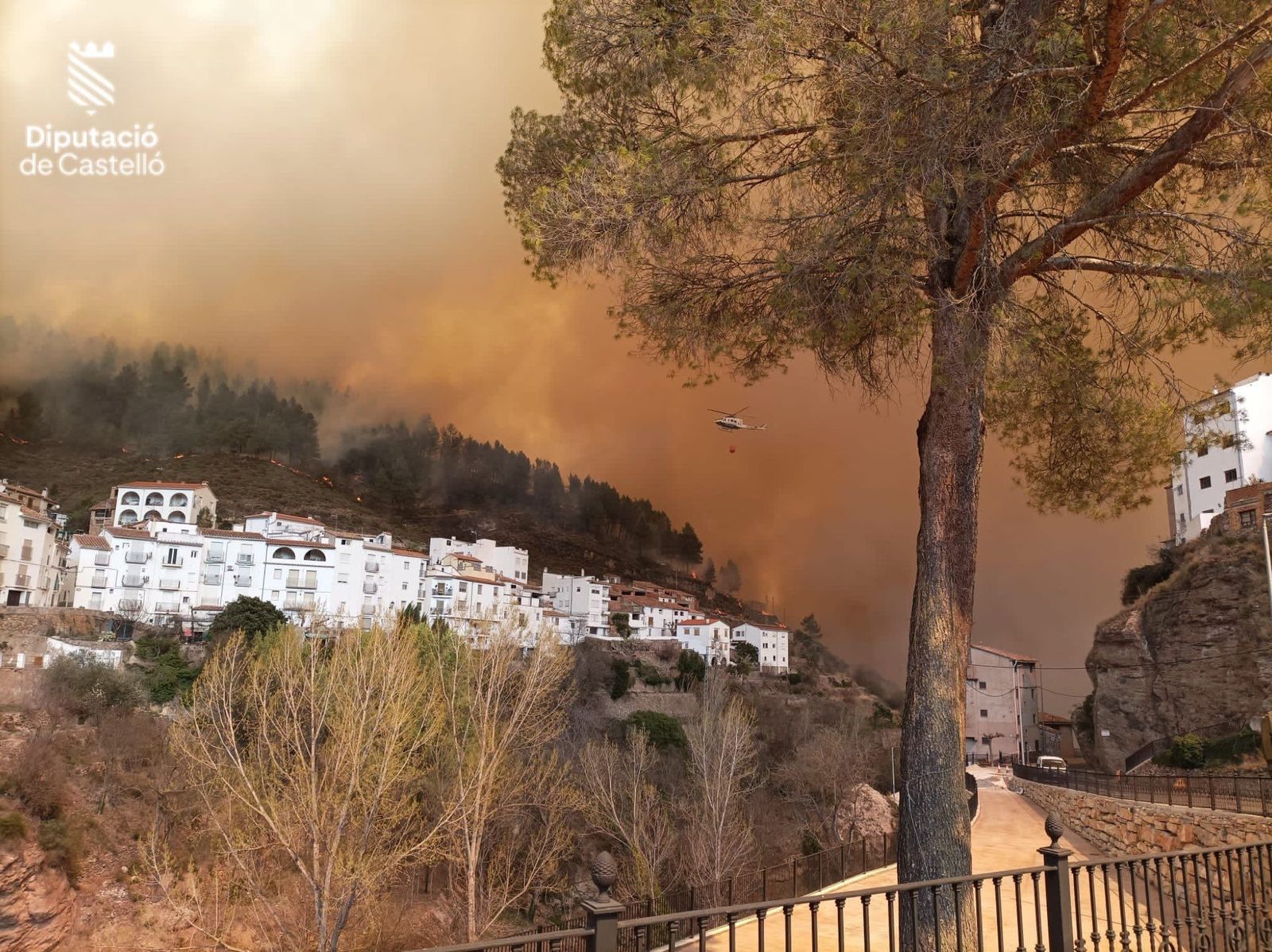 "El pueblo está destrozado pero sacaremos fuerza de donde sea", 1.600 vecinos permanecen desalojados por el incendio de Castellón
