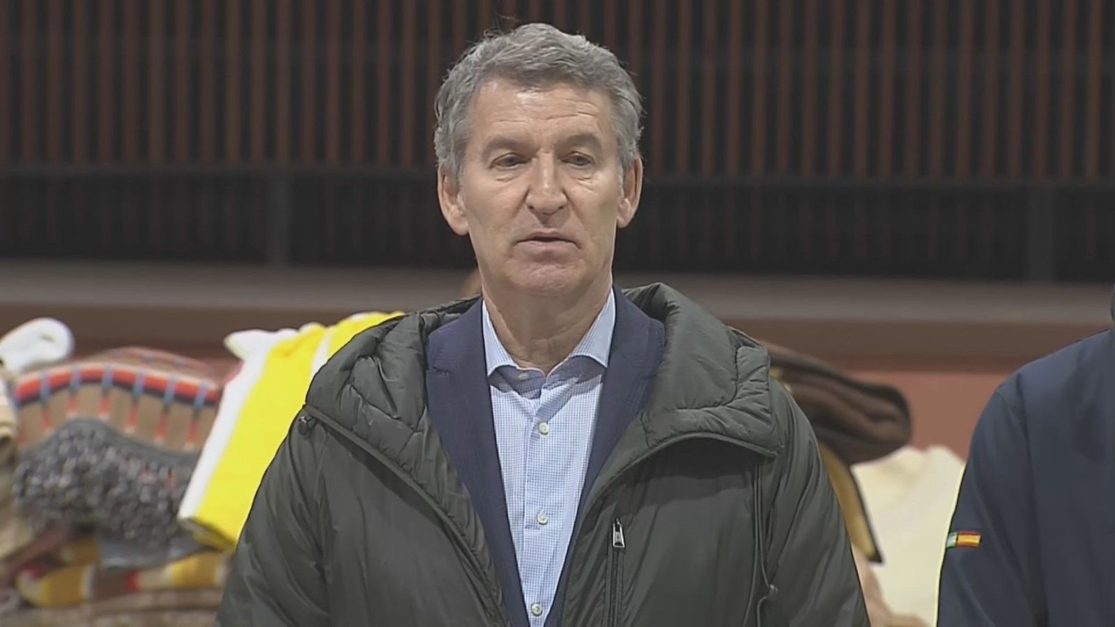Feijóo se persona en Adamuz para dar el pésame y agradecer la labor de los servicios de emergencias