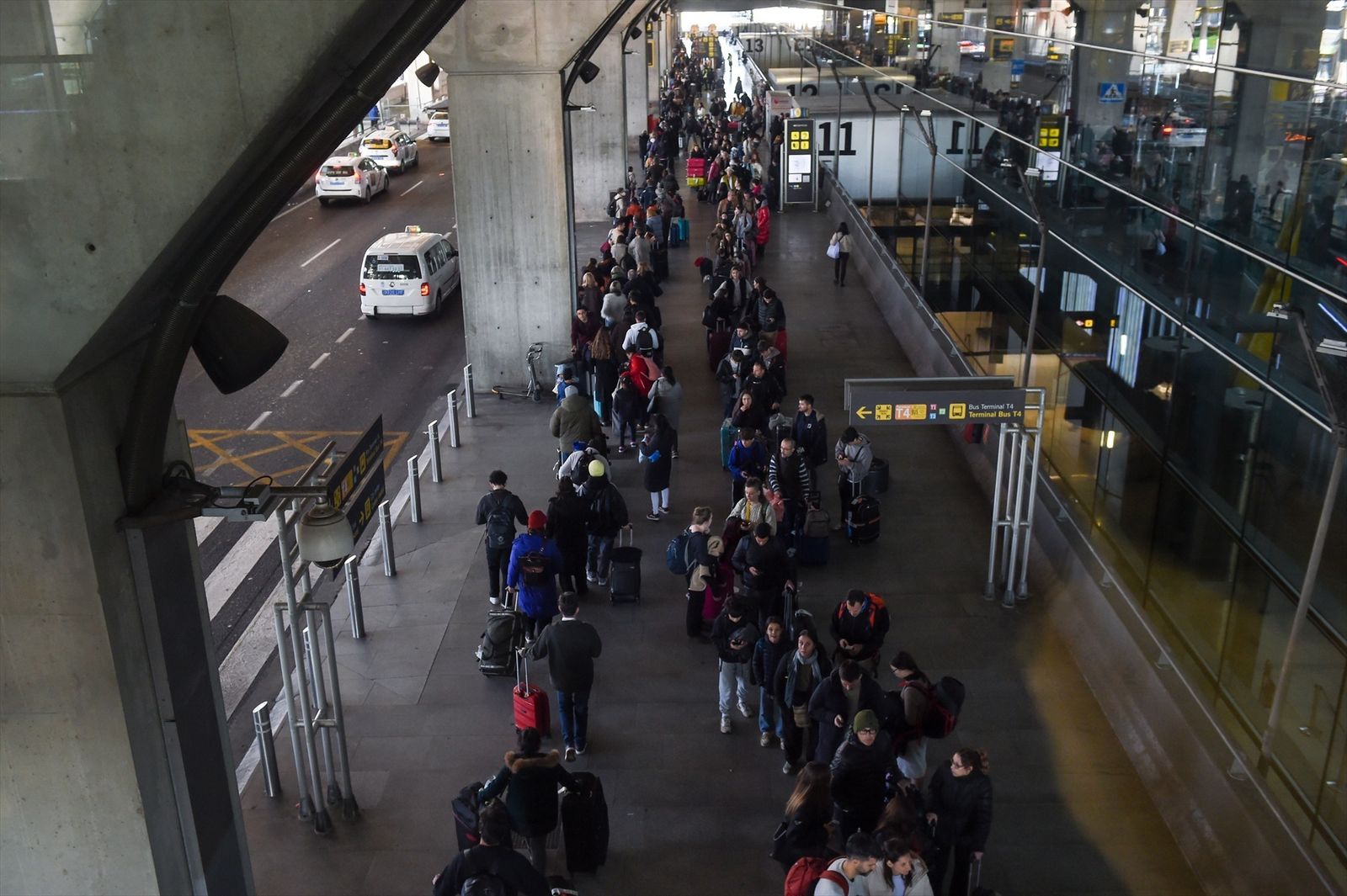Varios viajeros durante la huelga del handling de Iberia convocada por UGT y CCOO en el aeropuerto Adolfo Suárez Madrid-Barajas