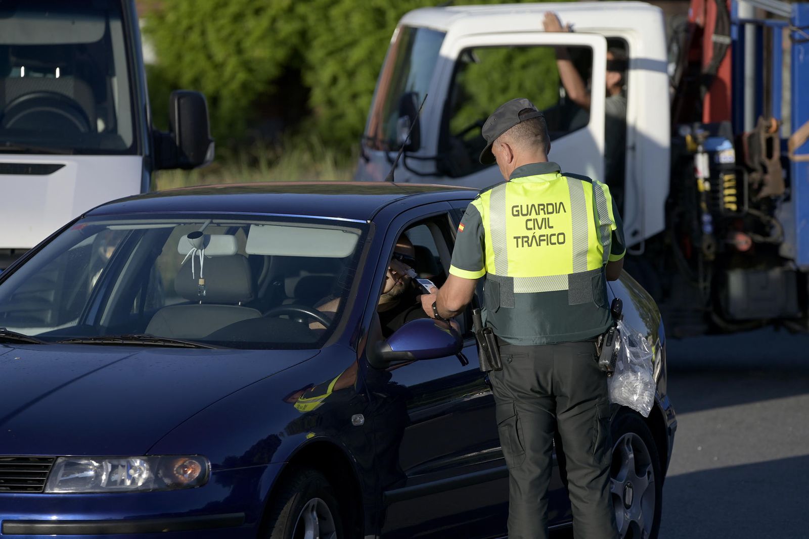 El conductor de un vehículo se somete a un control de alcoholemia en una carretera de O Carballo, Oleiros (A Coruña)