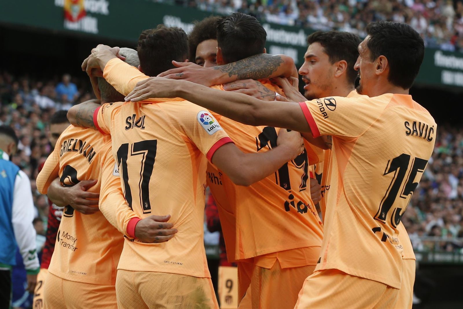 Los jugadores del Atlético de Madrid celebran tras anotar ente el Real Betis