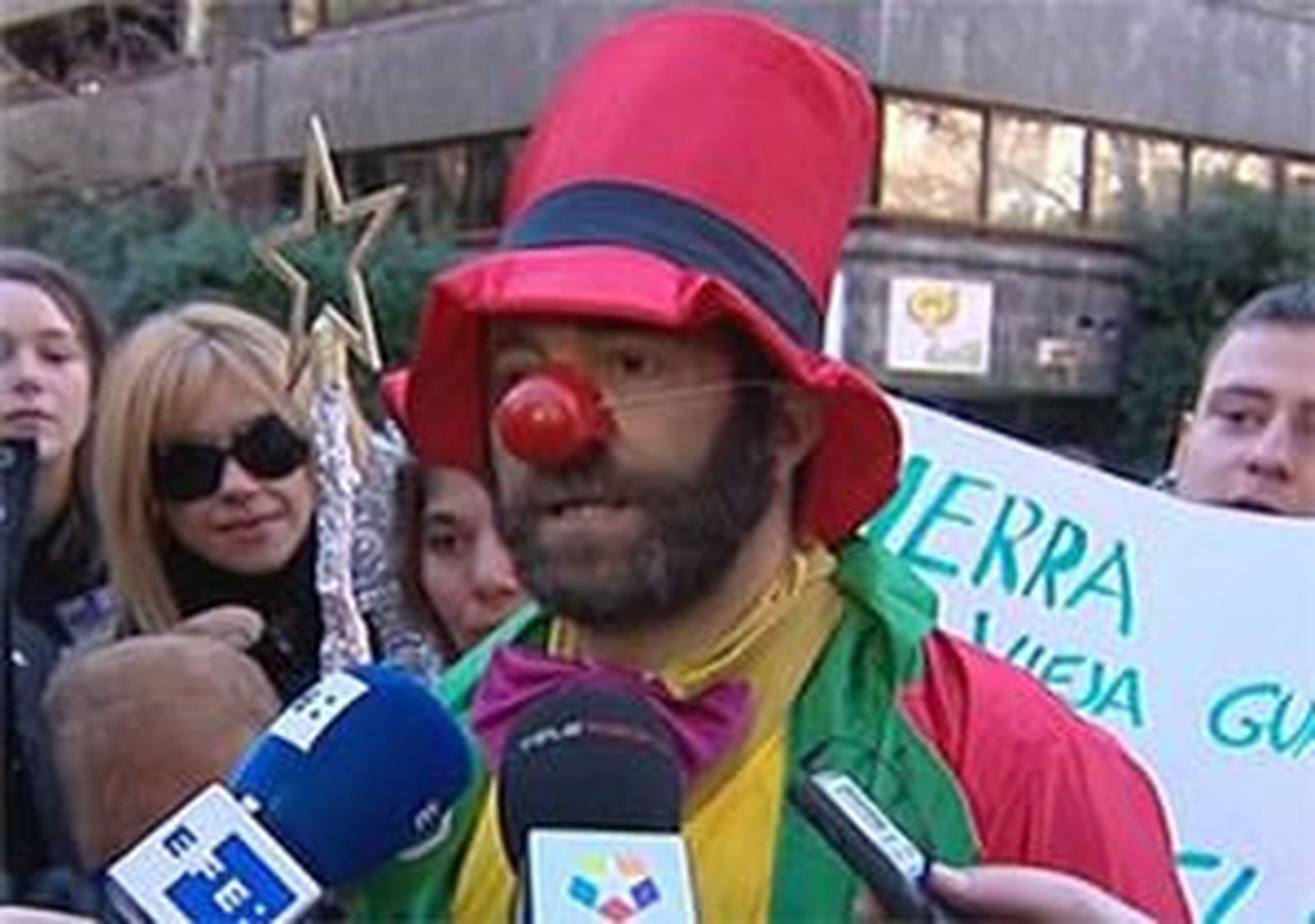 Activistas Provida festejan la "ley Gallardón" ante un centro antiabortista de Madrid