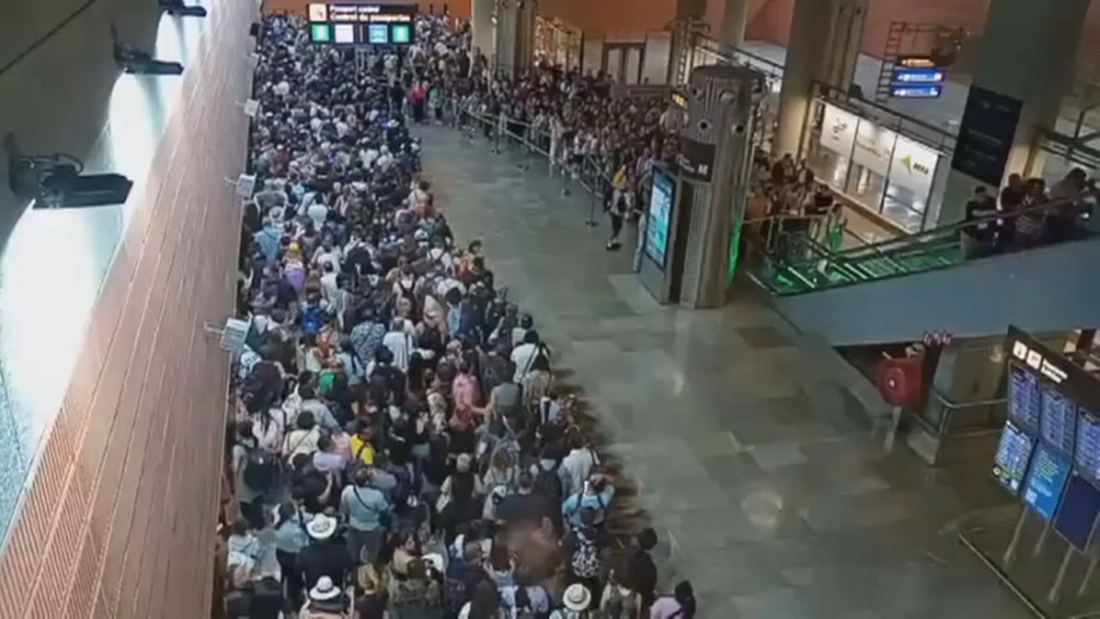 Caos en la T4 de Barajas: Los pasajeros denuncian que, incluso, llegan a perder el avión
