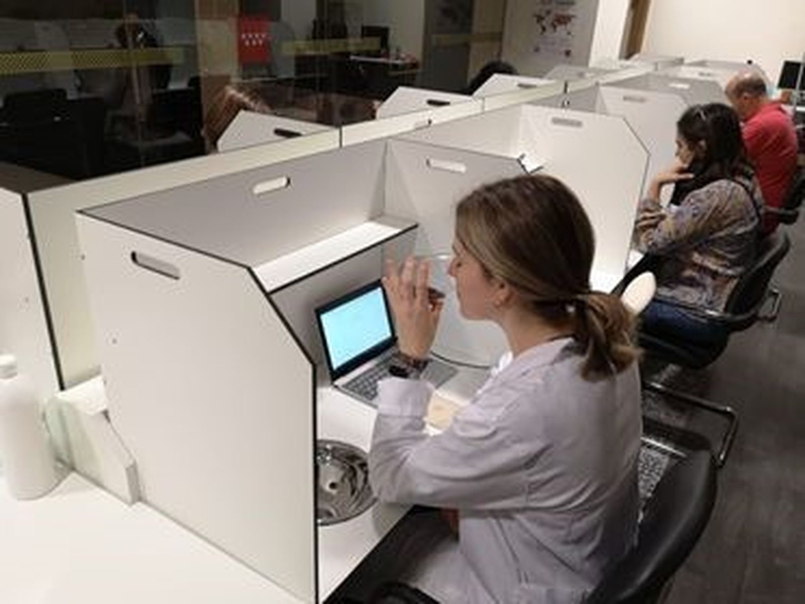 Catadores en el Centro de Innovación Gastronómica (IMIDRA) en la evaluación del maridaje de chocolate y cervez