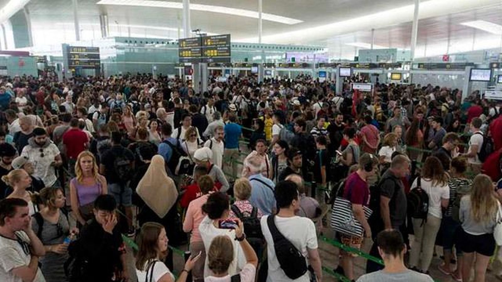 Largas colas en el Prat a pesar de que no hay huelga convocada