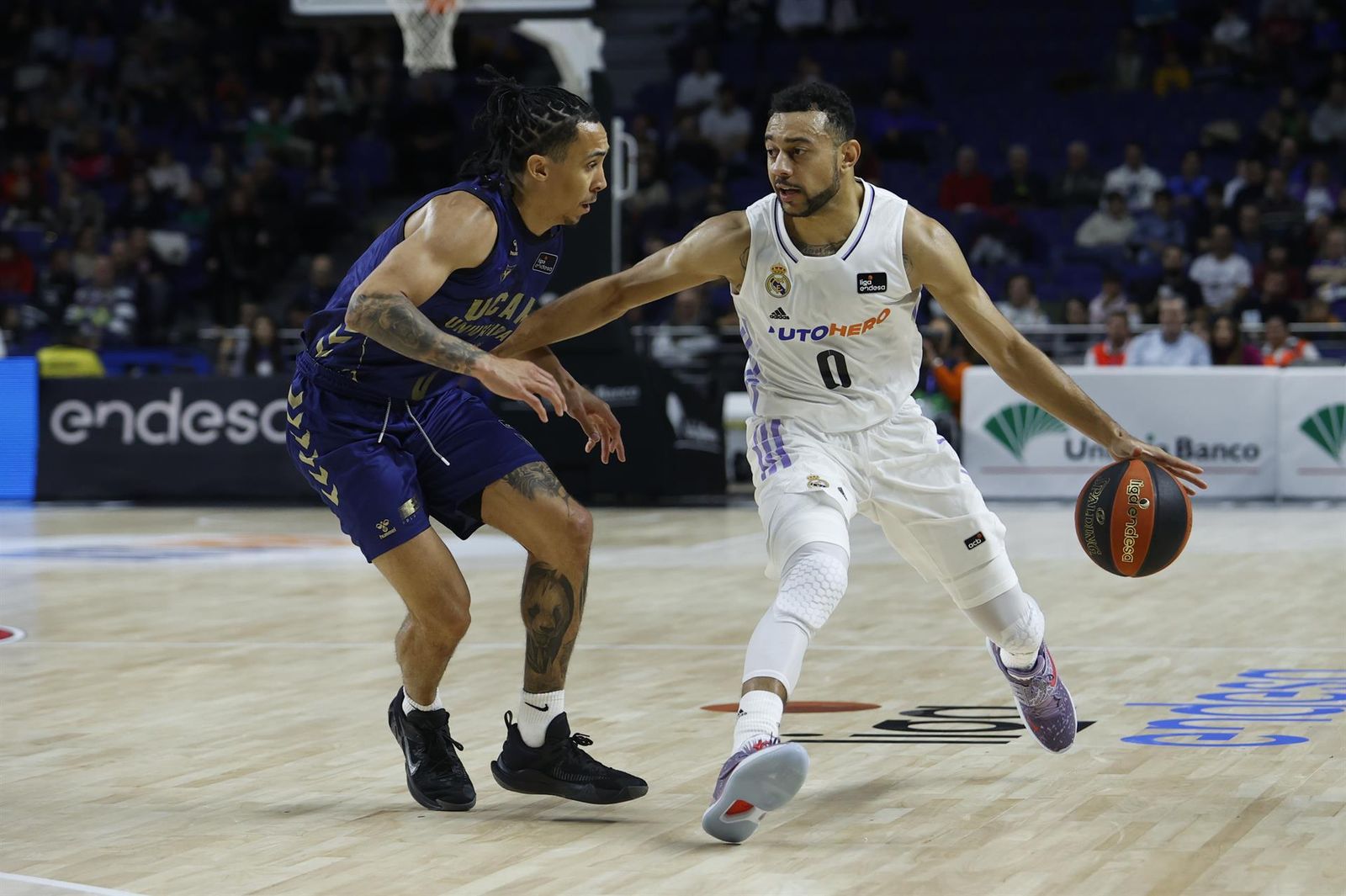 El base del Real Madrid Nigel Williams-Goss con el balón ante el base del Ucam Murcia Travis Trice