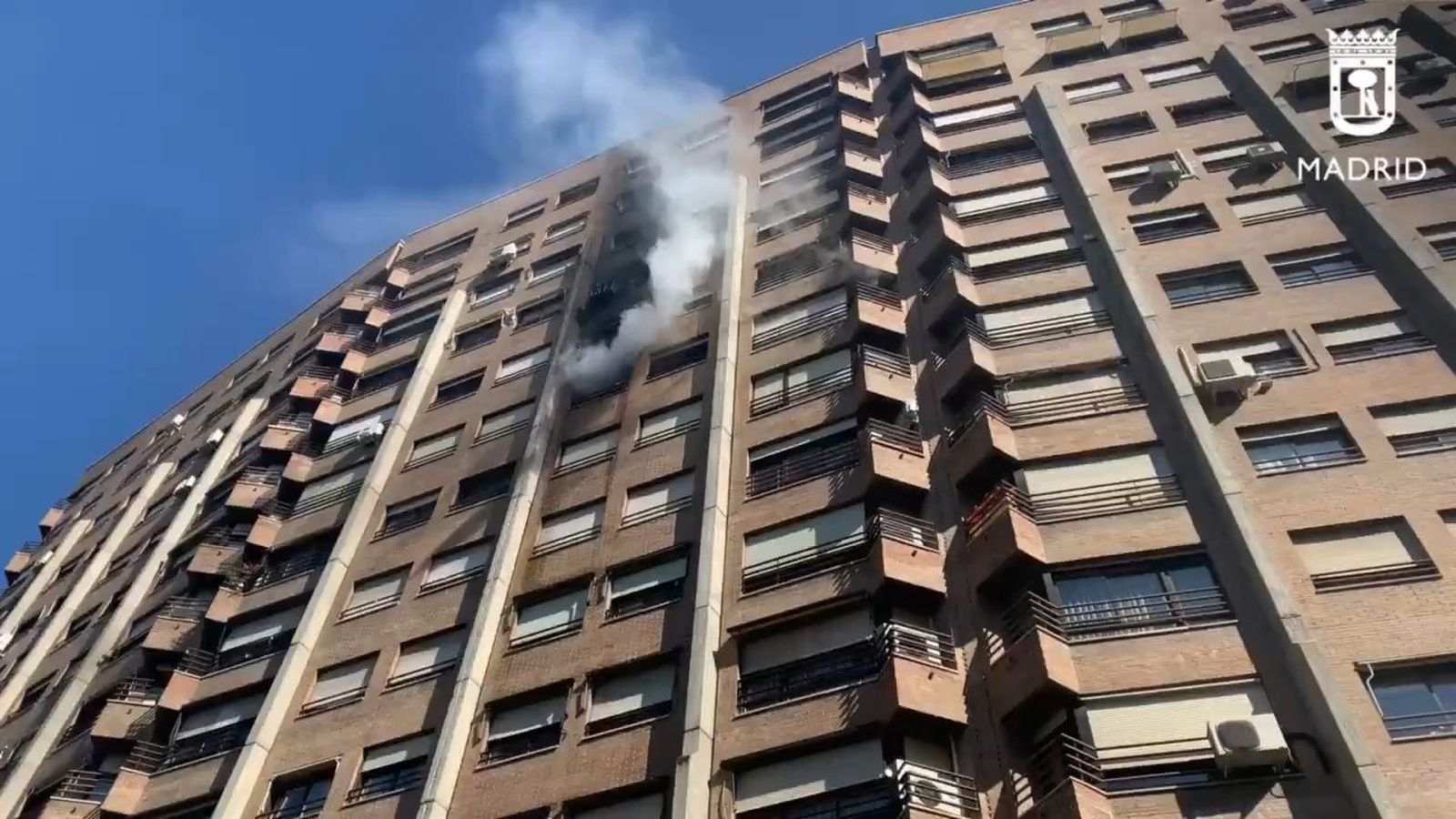 Sucesos Madrid: Arde sin heridos un piso de 14 plantas el barrio de La Estrella