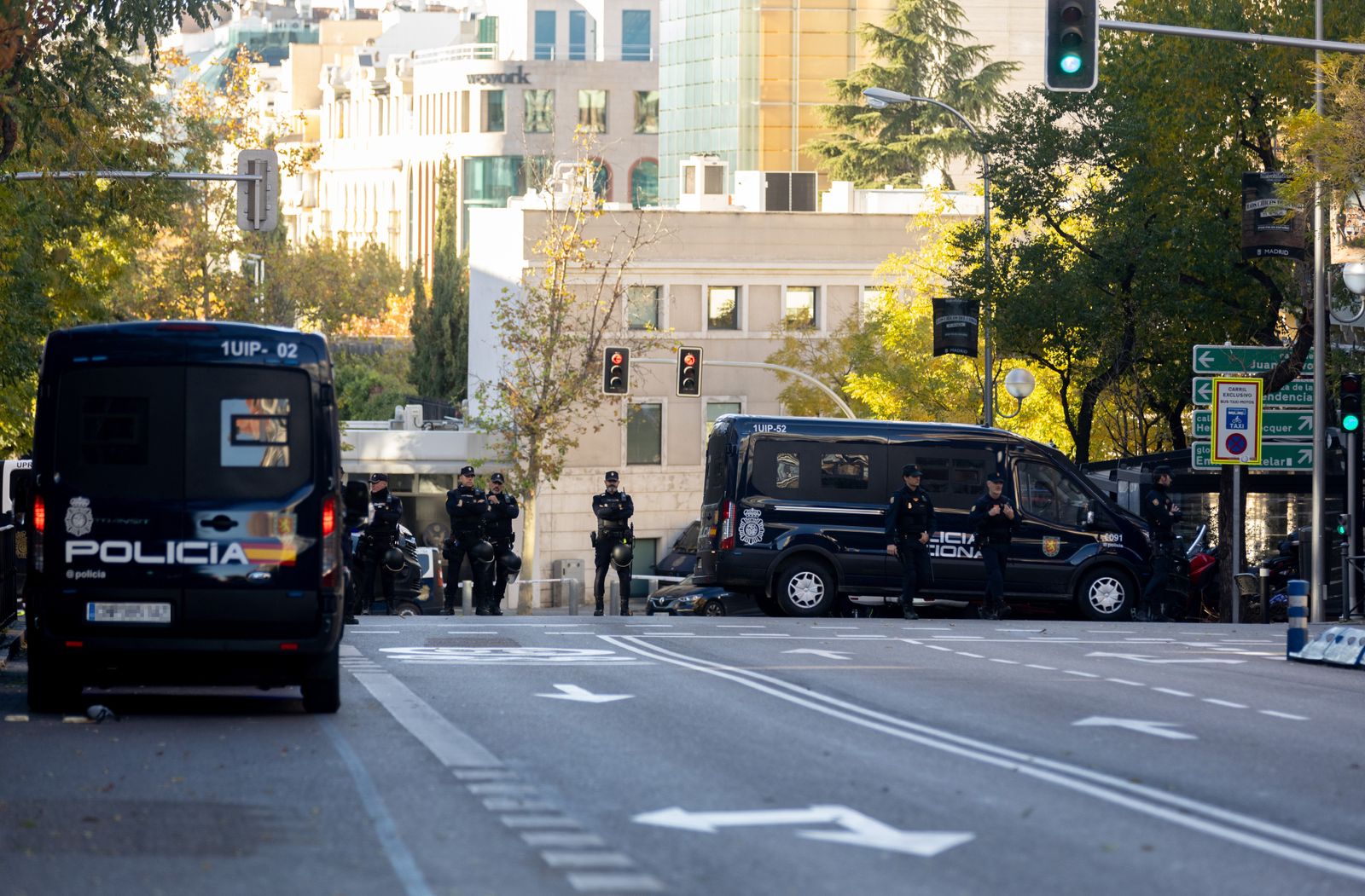 Agentes de Policía en la Embajada de EEUU en Madrid donde se ha recibido un paquete bomba