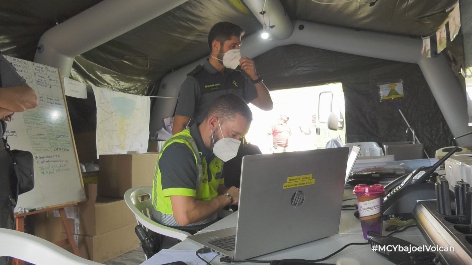 Así funciona el centro de operaciones instalado en La Palma para monitorizar la evolución del volcán