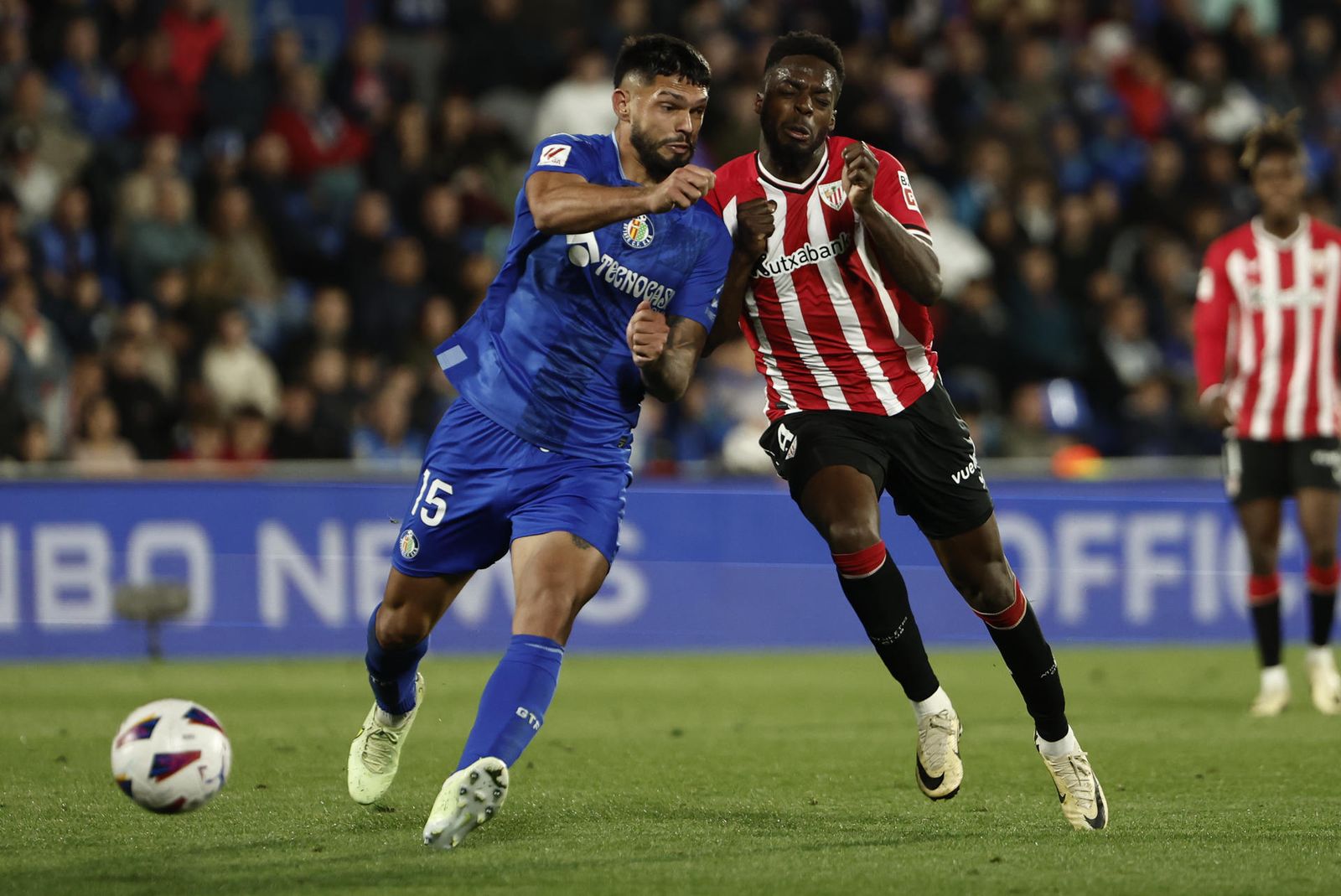 Iñaki Williams disputa un balón a Omar Alderete