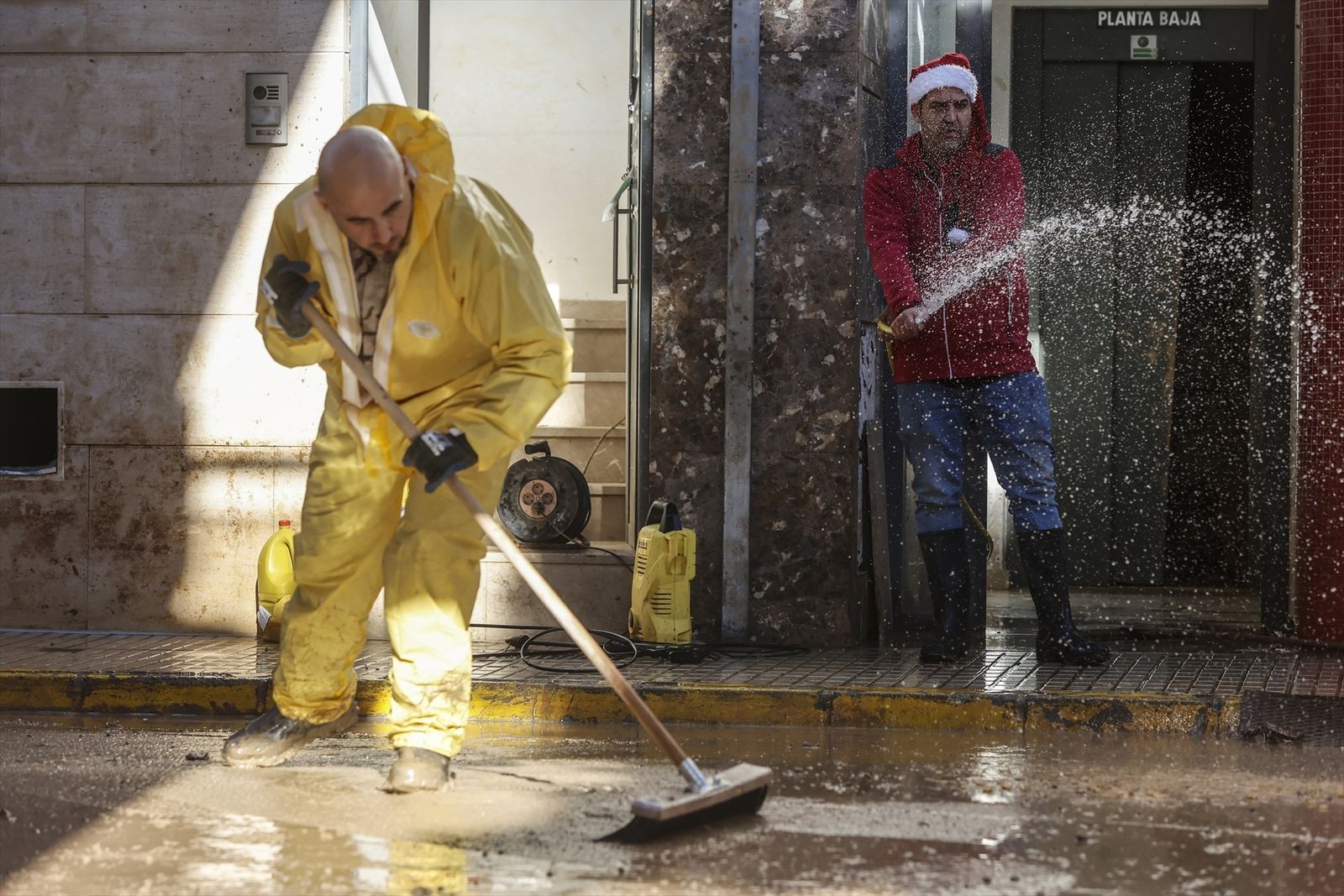 Labores de limpieza en Paiporta (Valencia) durante la Nochebuena de 2024