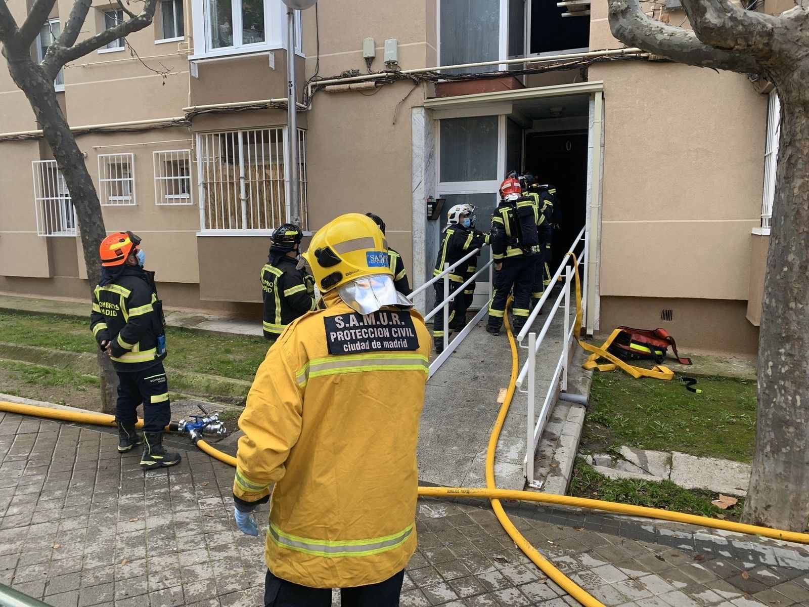 Detenido un joven como presunto responsable del incendio de un edificio en Moratalaz