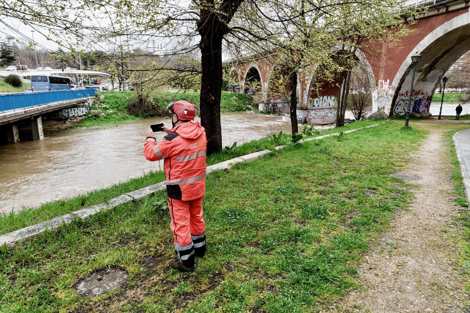 La crecida del Manzanares a su paso por Madrid, vigilada minuto a minuto