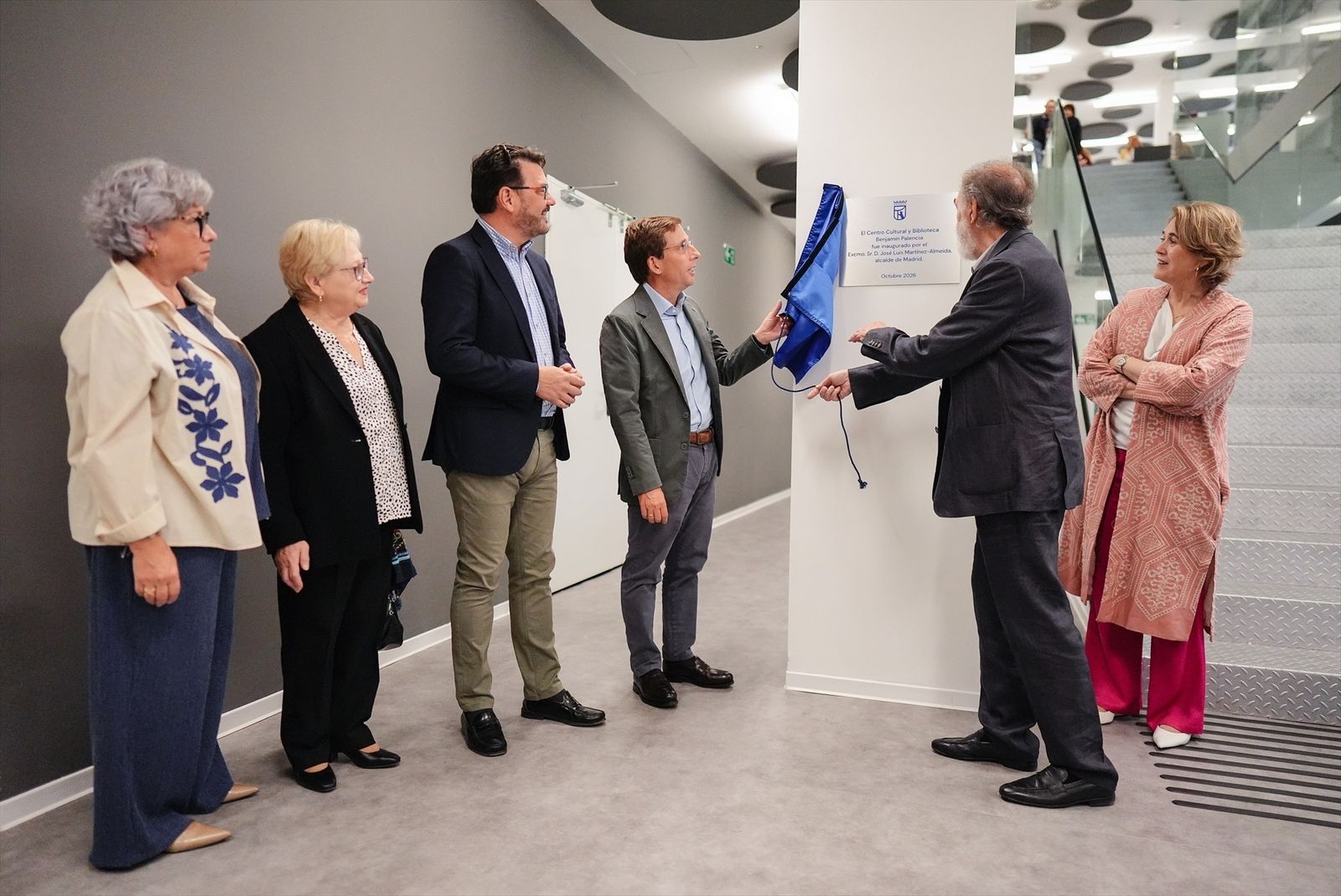 Almeida inaugura la biblioteca municipal en el centro cultural Benjamín Palencia