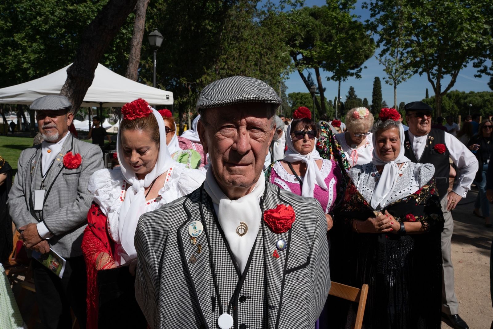 Varias personas vestidas de chulapos durante la presentación de la programación de las Fiestas de San Isidro 2023, en la pradera de San Isidro, a 5 de mayo de 2023, en Madrid (España)