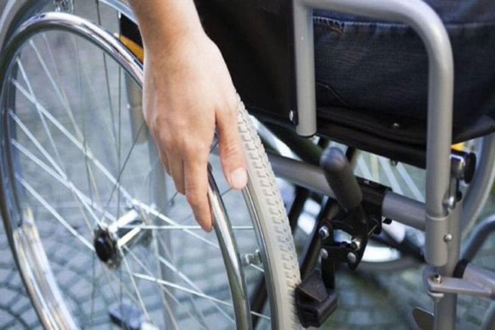Una persona en silla de ruedas