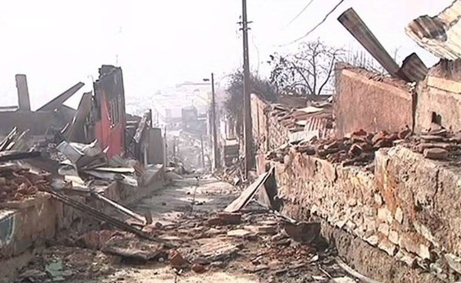 Confirman 12 muertos por el incendio y Bachelet suspende su viaje a Argentina