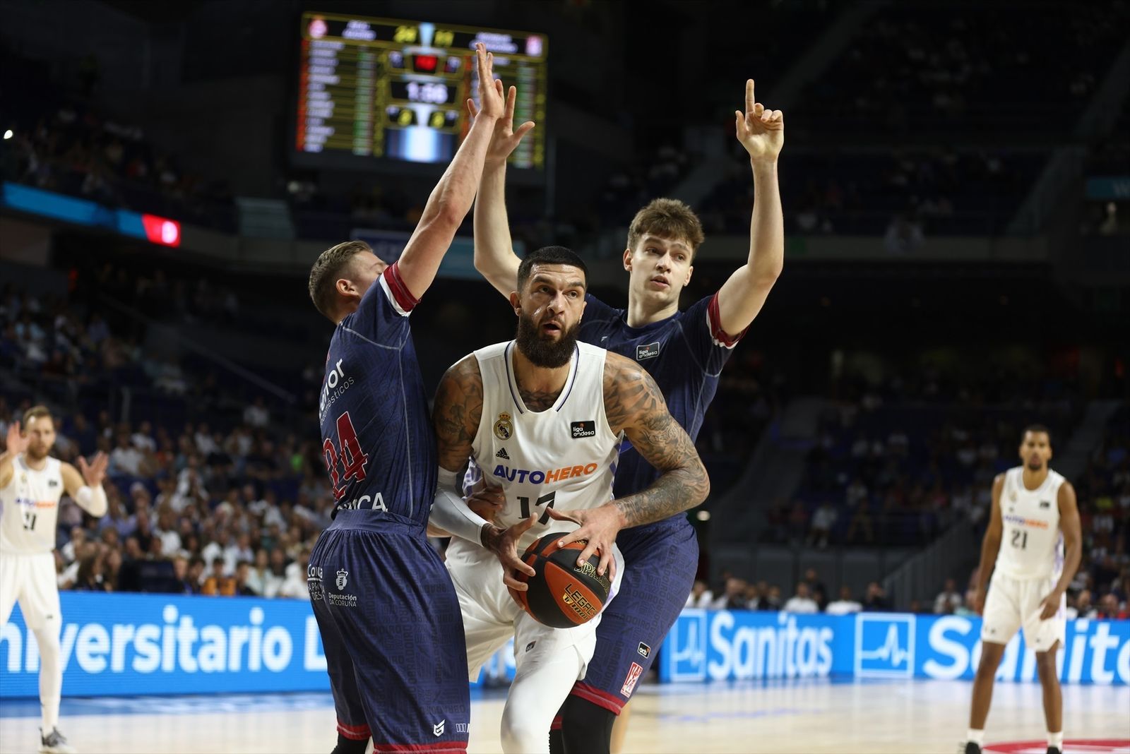 Vincent Poirier entre dos jugadores del Obradoiro