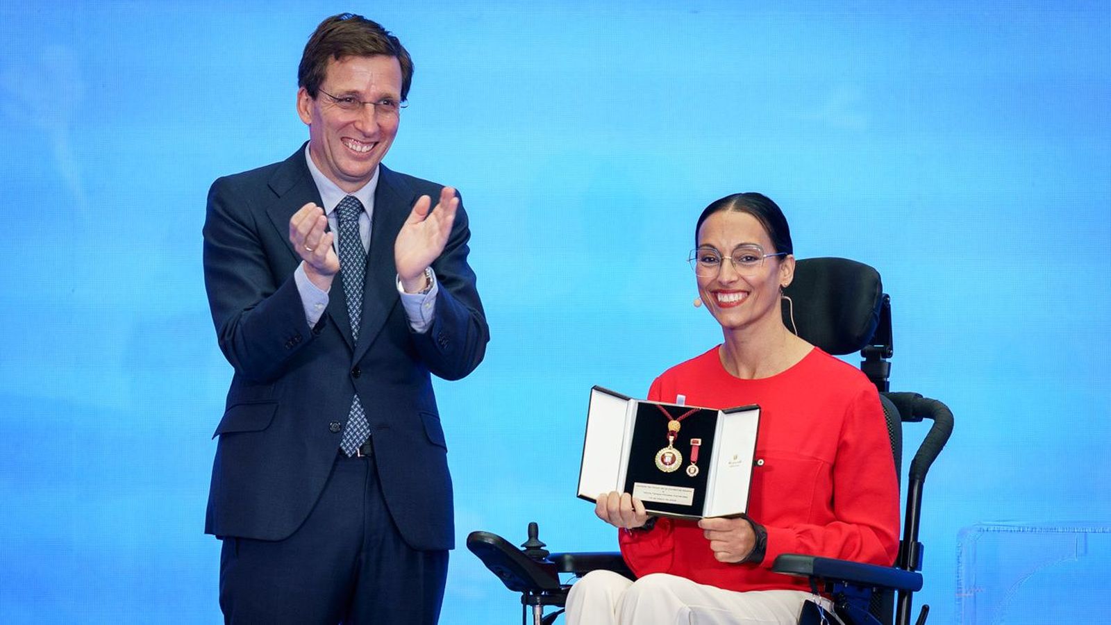El alcalde de Madrid entrega sus medallas por San Isidro a ritmo de Revólver
