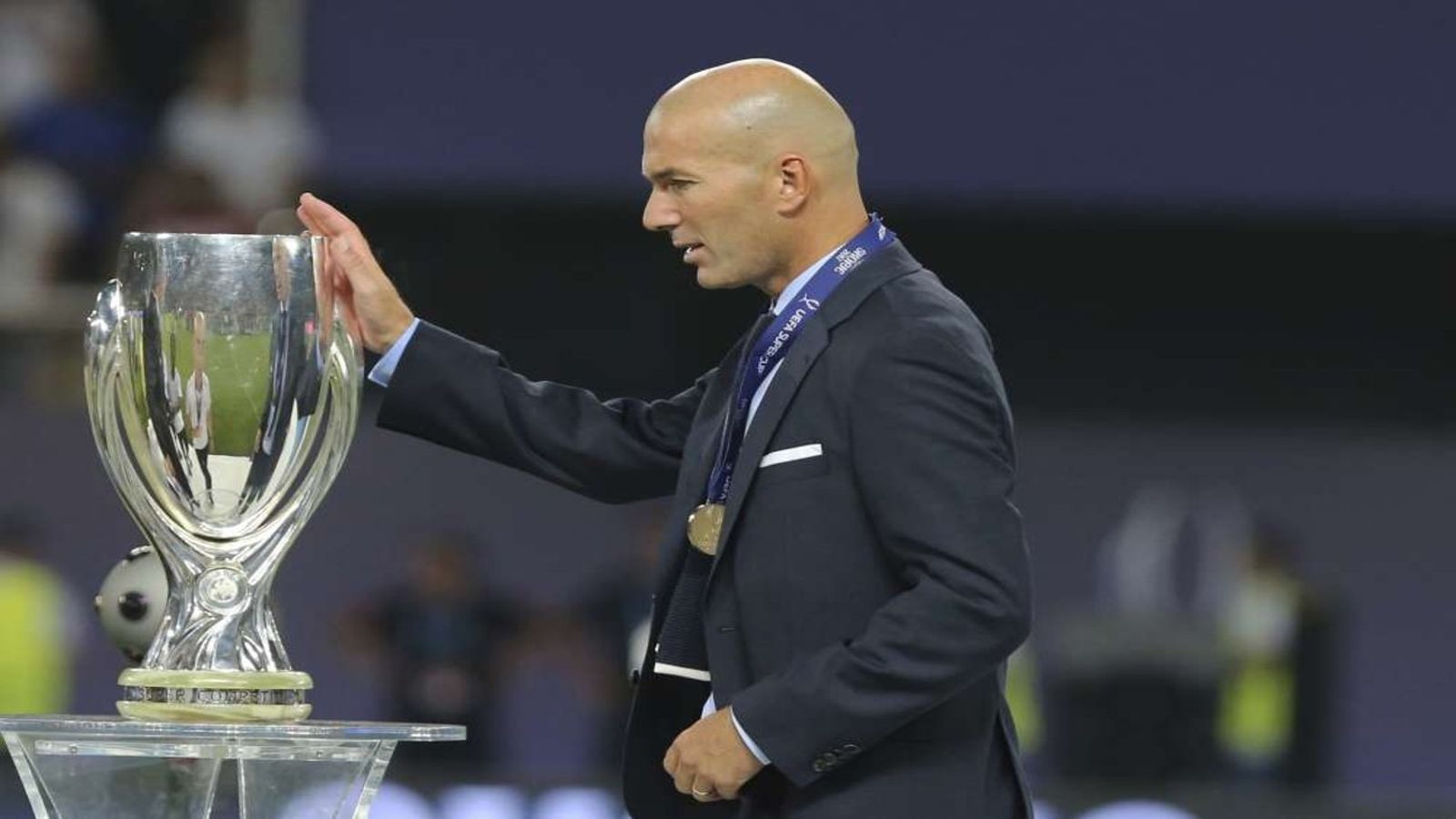 Zidane, con la Supercopa de Europa