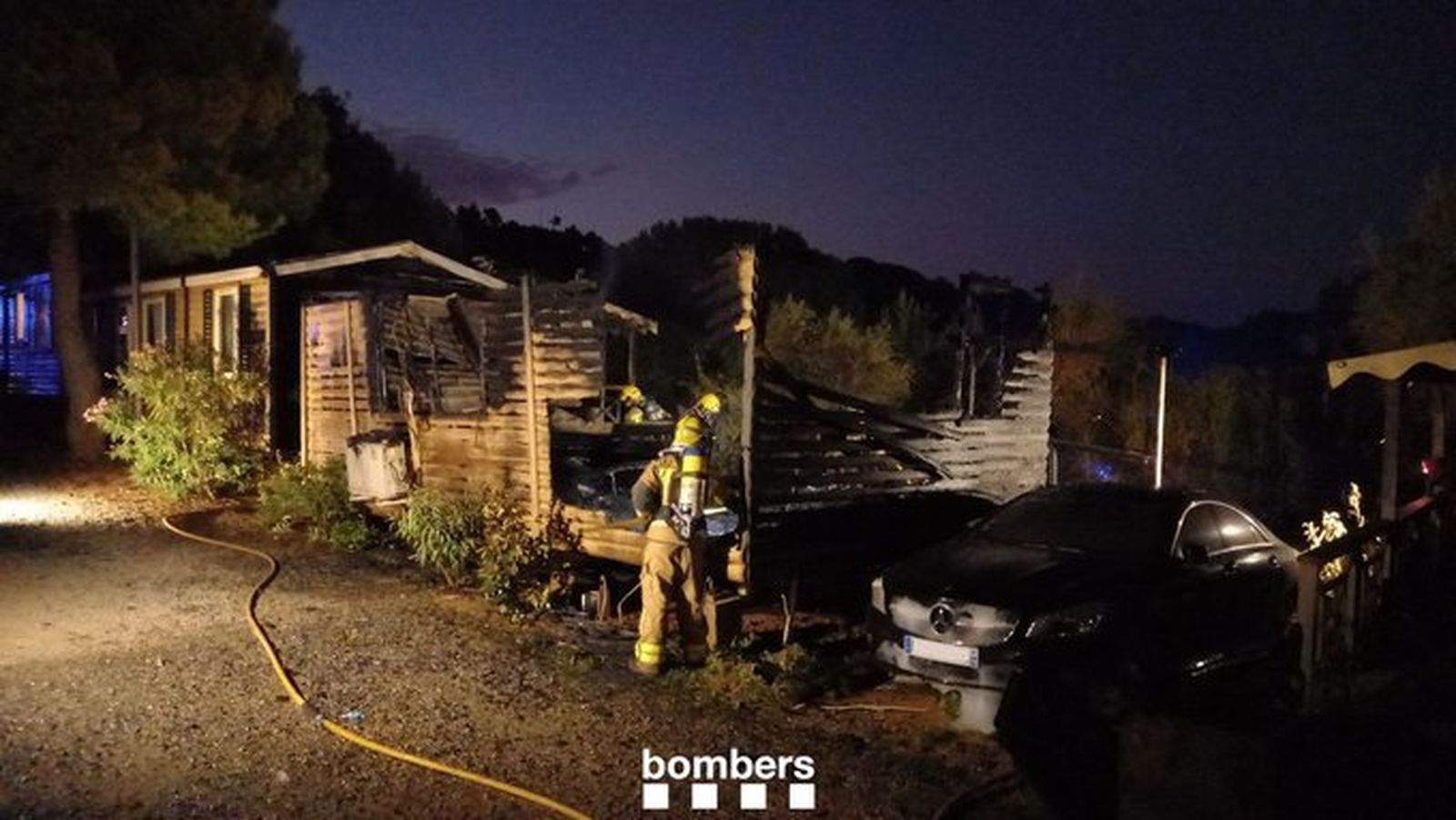 Bombers de Cataluña apagan un incendio en un camping de Tarragona