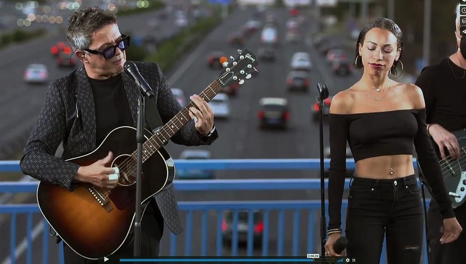 Alejandro Sanz da un concierto sorpresa en la M-30... y su placa en Moratalaz 'amanece' con pintadas
