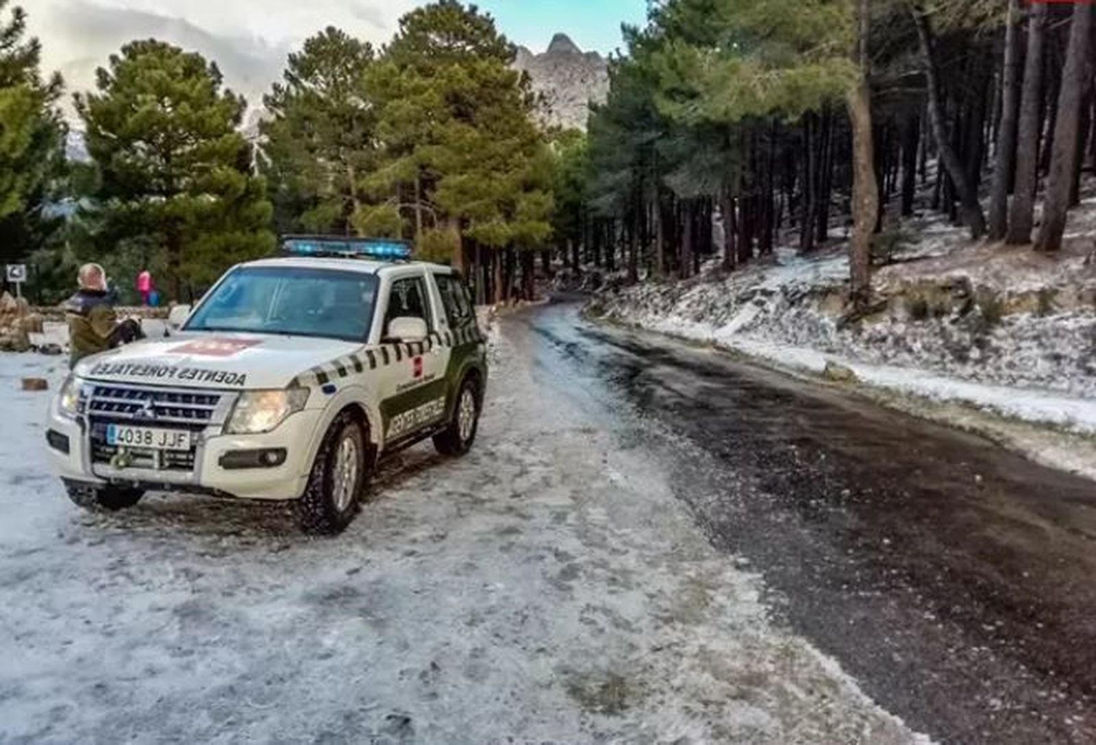 El 112 cierra el acceso en coche a La Pedriza por nieve y atiende a 15 vehículos atrapados por la nieve