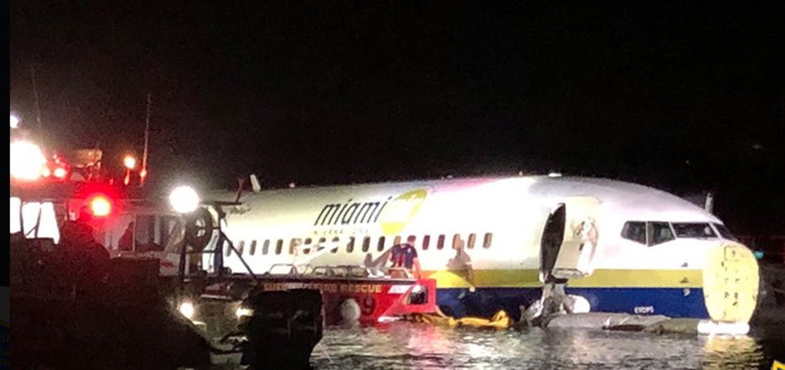 Un avión se sale de la pista y acaba en un río en Florida