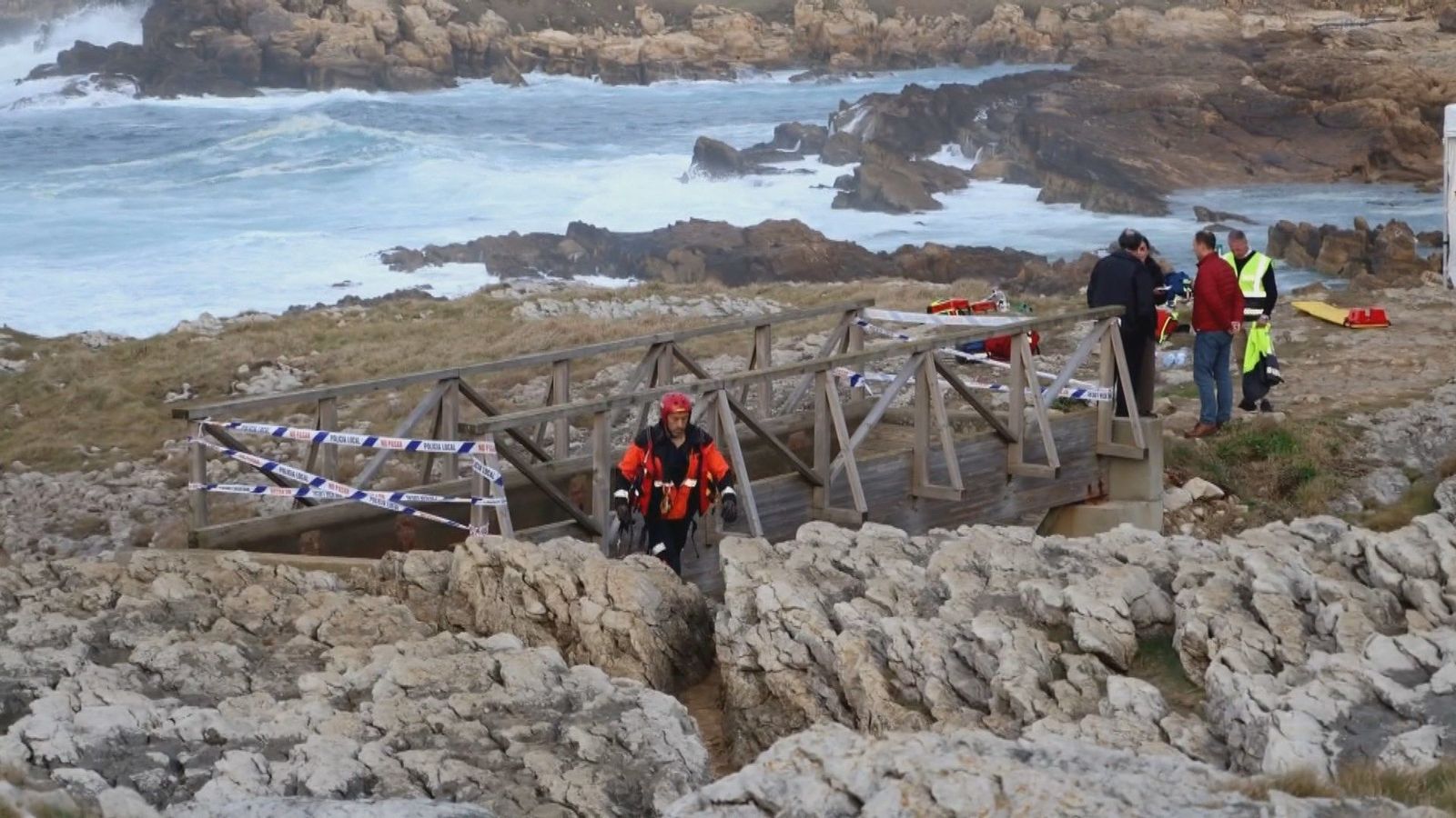 Al menos cinco jóvenes muertos tras el colapso de una pasarela de madera en Santander