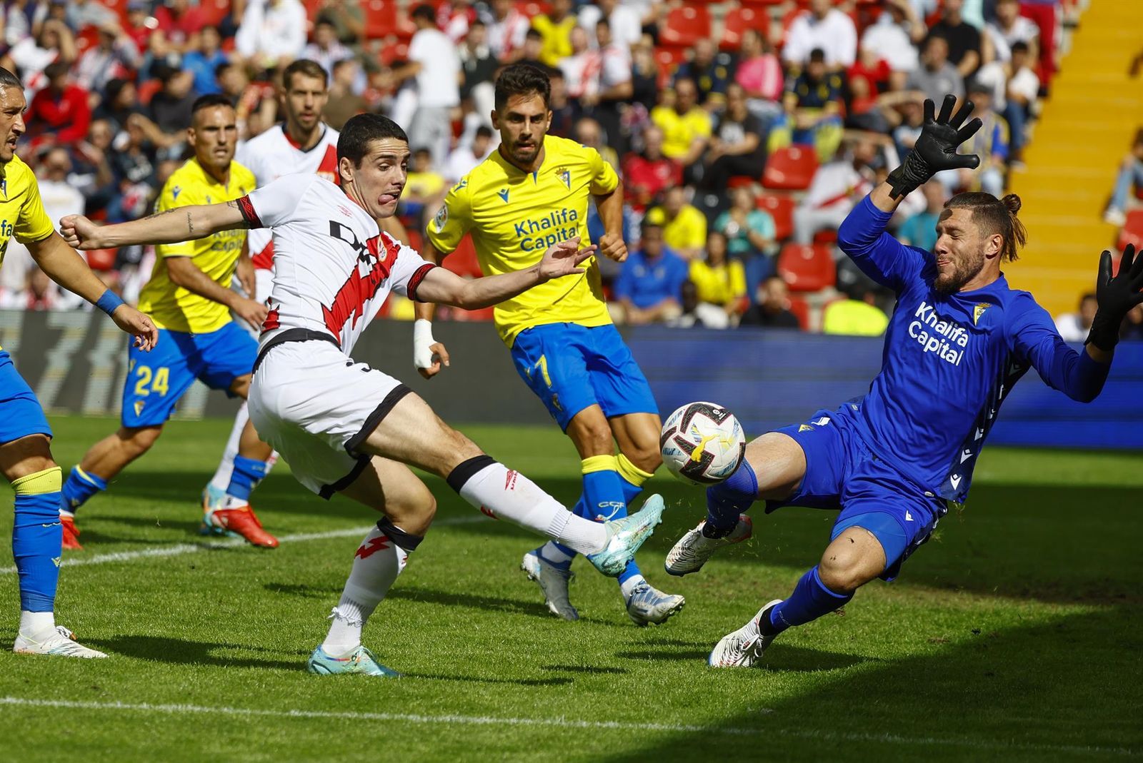 El portero del Cádiz, Conan, bloquea el balón